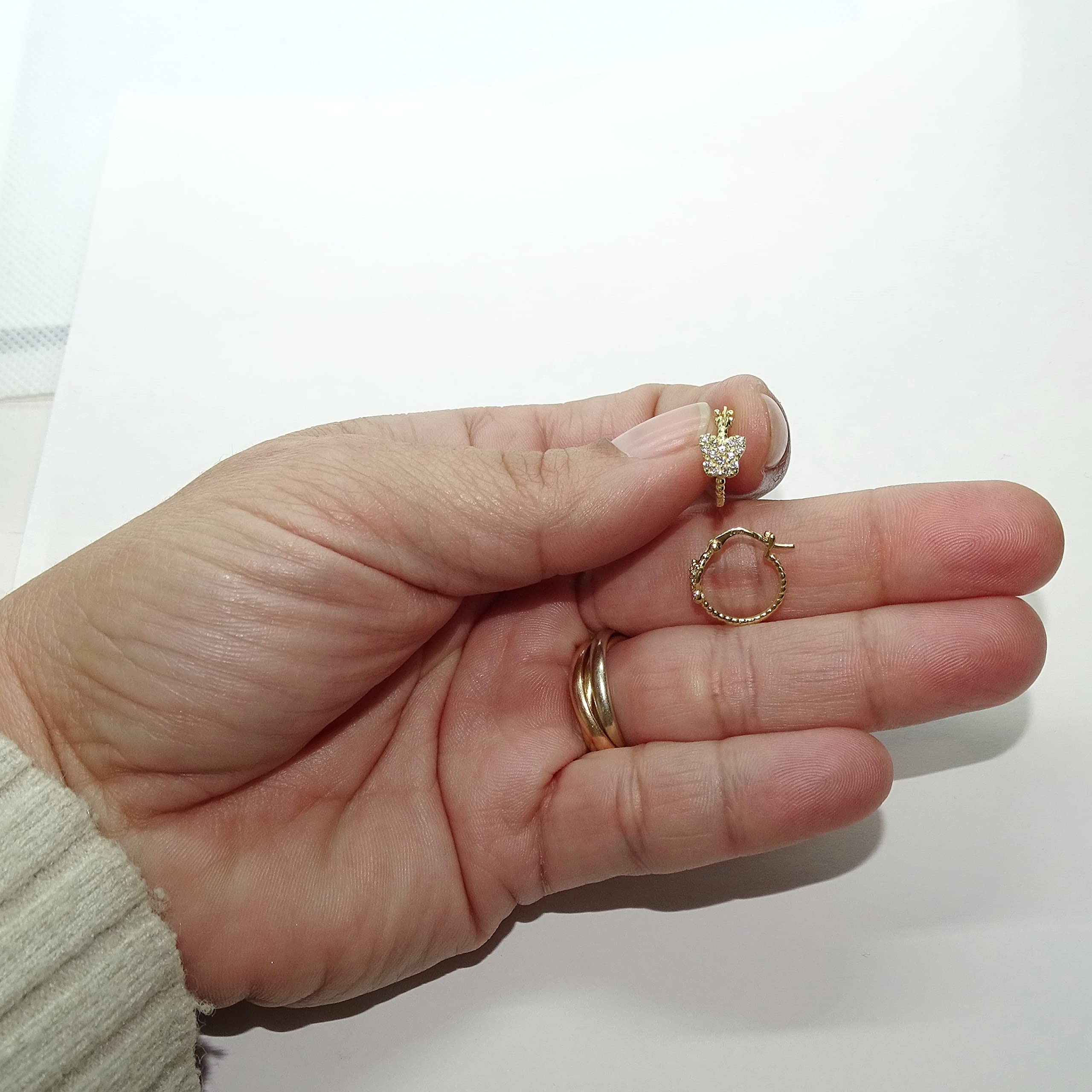 Bellissimi e originali orecchini a cerchio per bambina in oro 18k con farfalla e zirconi. Facile chiusura a scatto. Comunione ideale.
