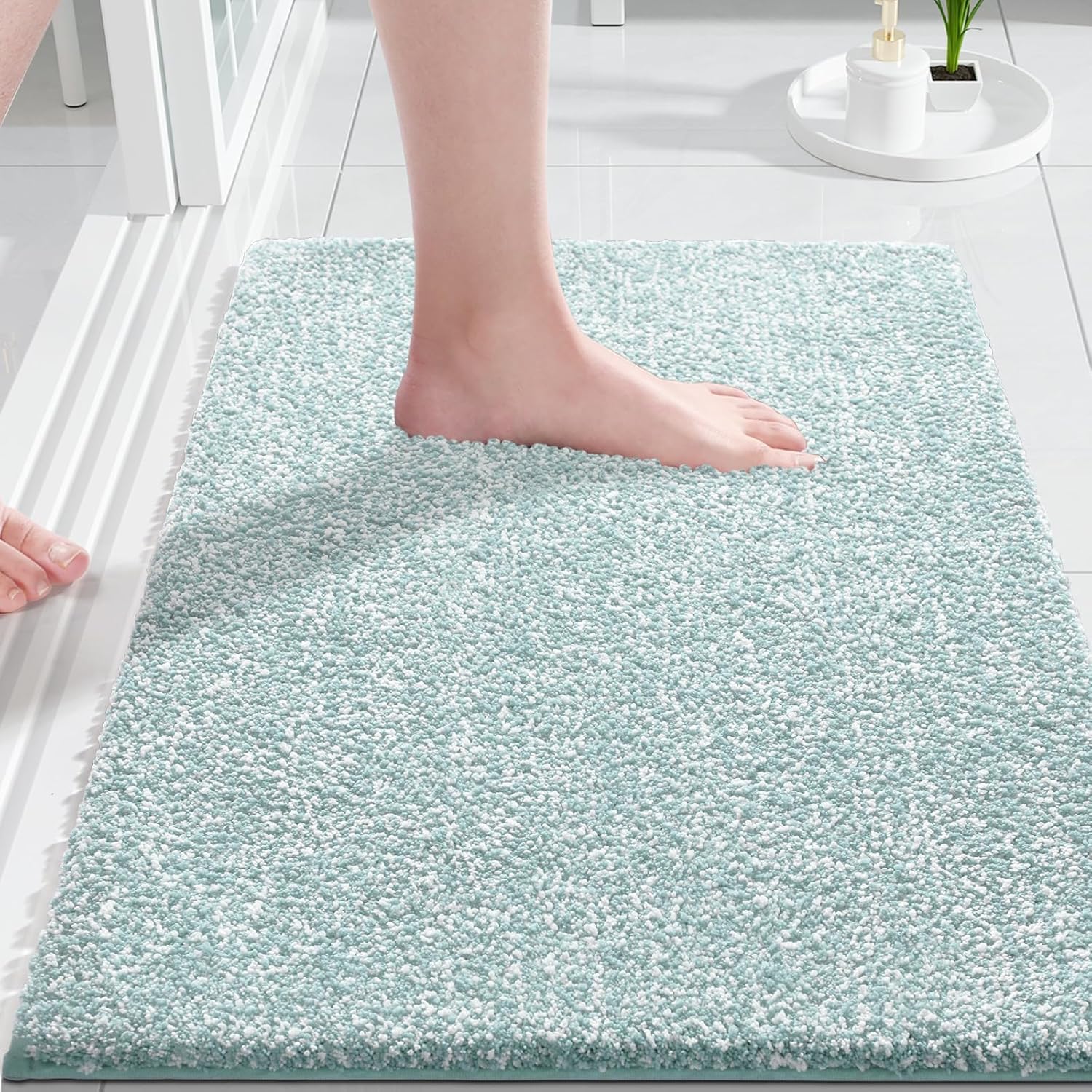 Yimobra Rutschfester Badezimmerteppich Extra weich und bequem Wasserabsorbierende, Dicke und maschinenwaschbare Badematte Flauschig für Dusche und Badewanne, Hellblau&Weiß, 43 x 61 cm
