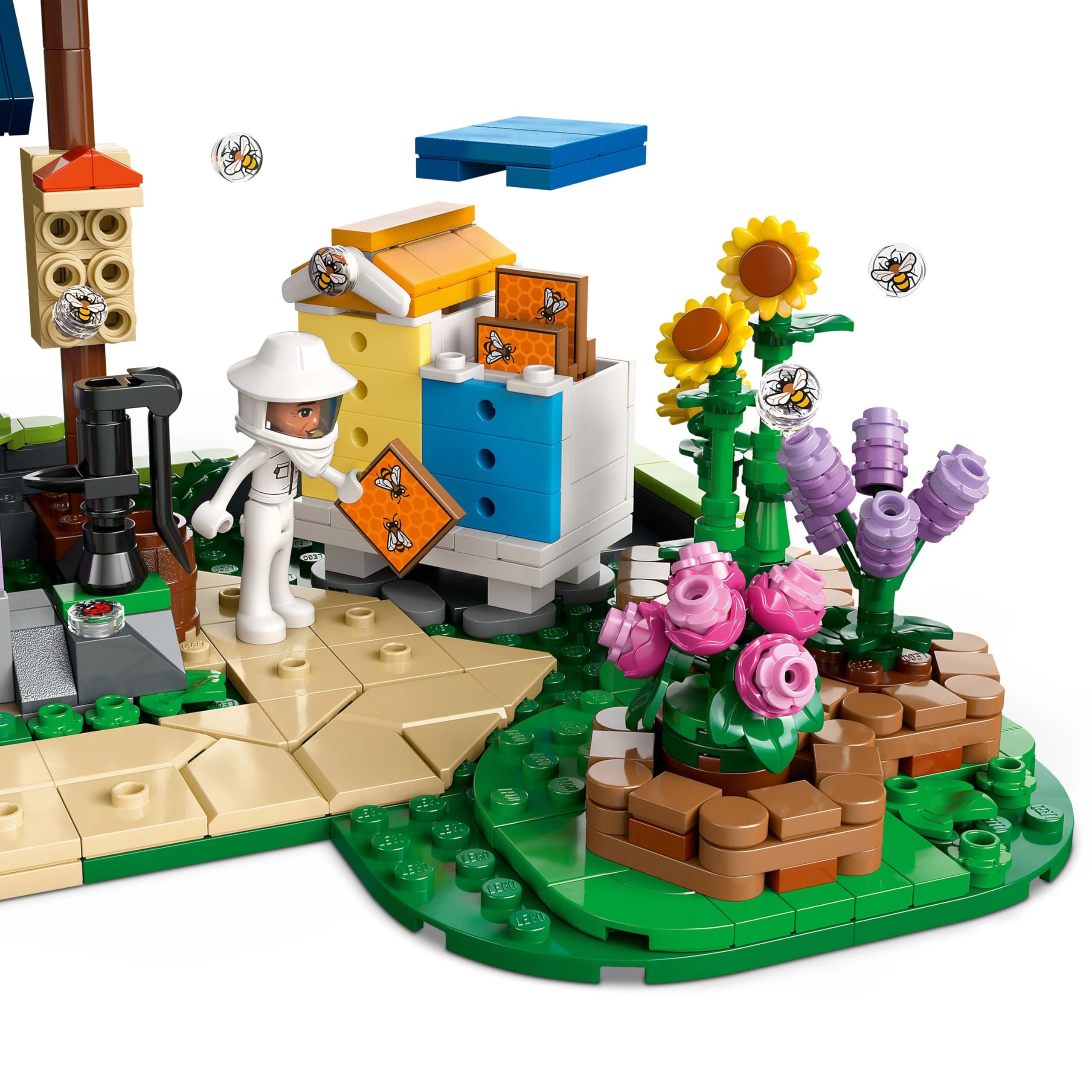 LEGO Friends Casa degli Apicoltori e Giardino Fiorito, Giochi di Ruolo per le Abilità Sociali per Bambine da 12 Anni con Personaggi, Negozio Giocattolo, Orto e Cibo, Idea Regalo di Compleanno 42669