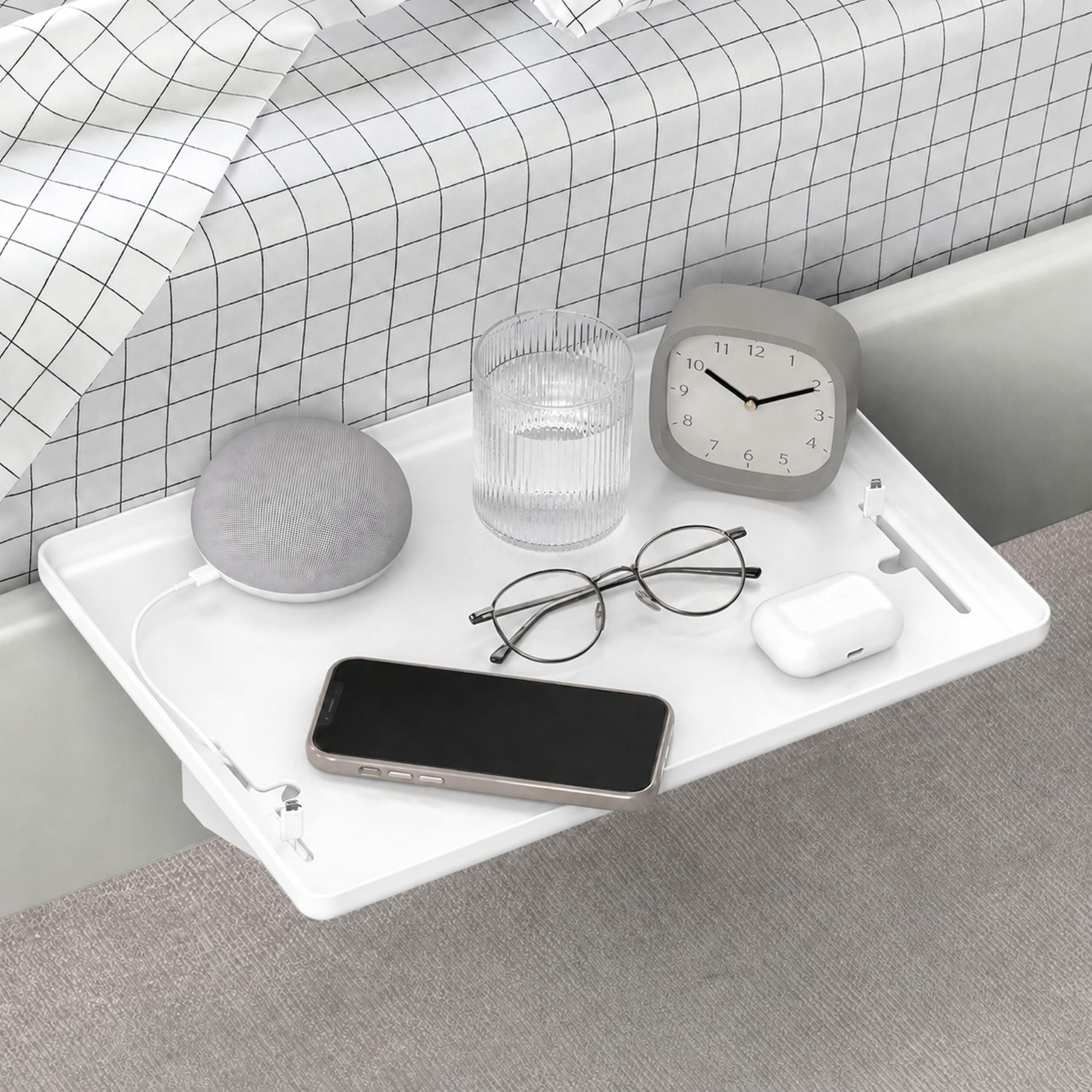 URMONA Bettablage 32x23 cm Nachttischregal zum Anklippen mit Kabelführung | Farbwahl Schwarz oder Weiß, Clip-On Ablage, stabile Klemmhalterung, für Handy Tablet Brille, Sofa Hochbett Studentenbett