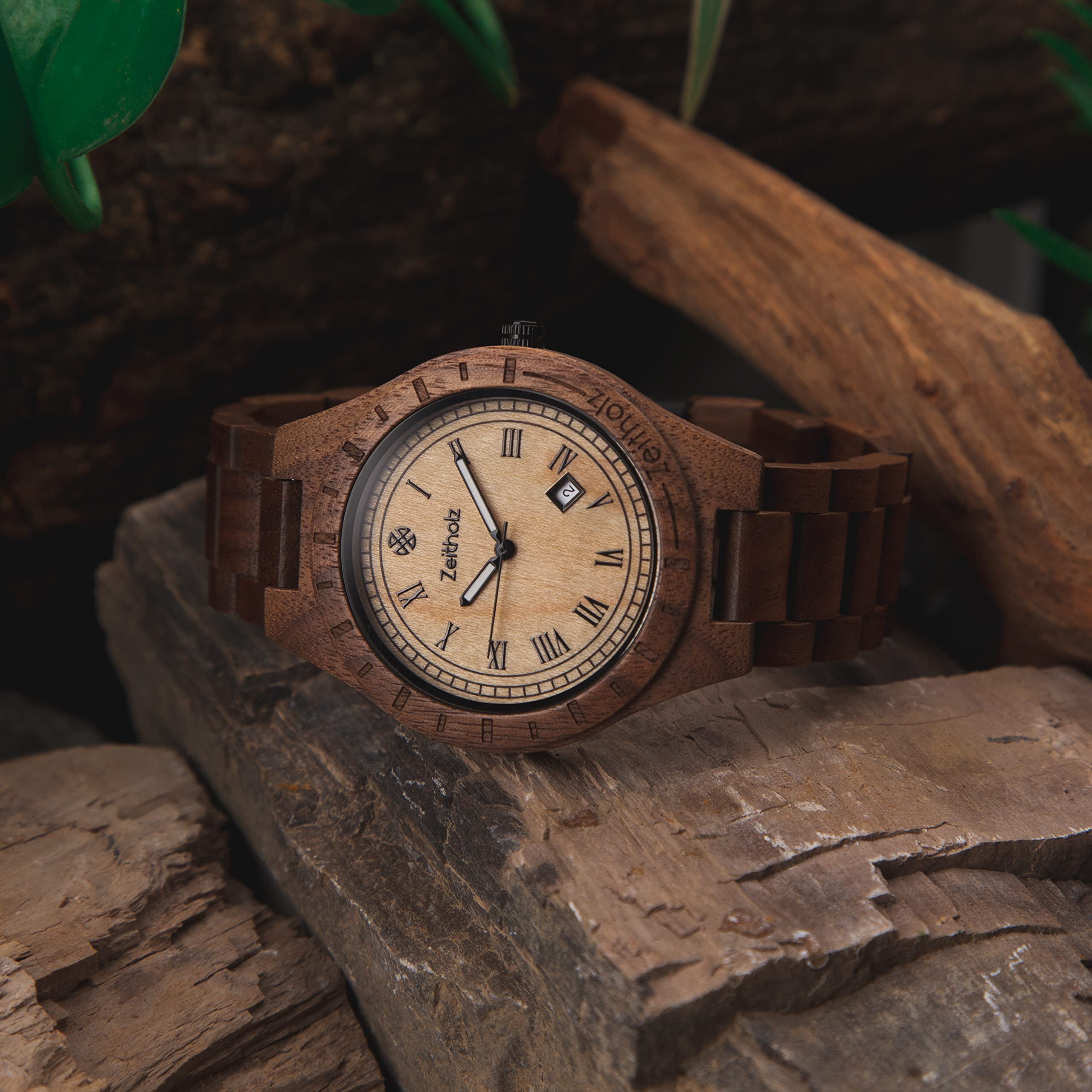 Holzuhr für Herren - Modell Zittau, handgefertigt aus 100% natürlichem Walnuss und Ahorn mit Quarzwerk - Leichte analoge Uhr mit Holzmaserung für Ihn
