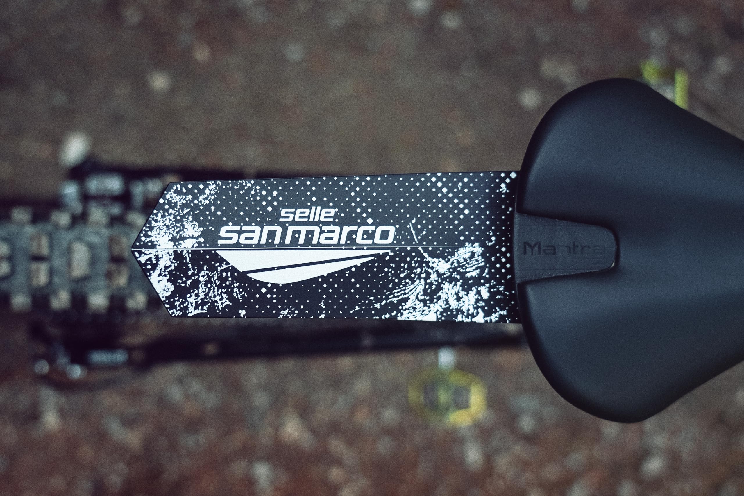 Selle San Marco Mantra Manganese - Sillín Bicicleta Off-Road, Trail, Cross Country, Agujero Anatómico, Funda Protectora, Rail Manganeso - Negro, L2