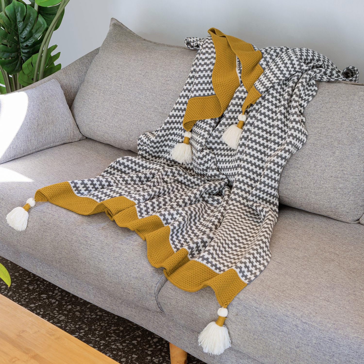 Amazon｜グレー スローブランケット モダンストライプ タッセル付き