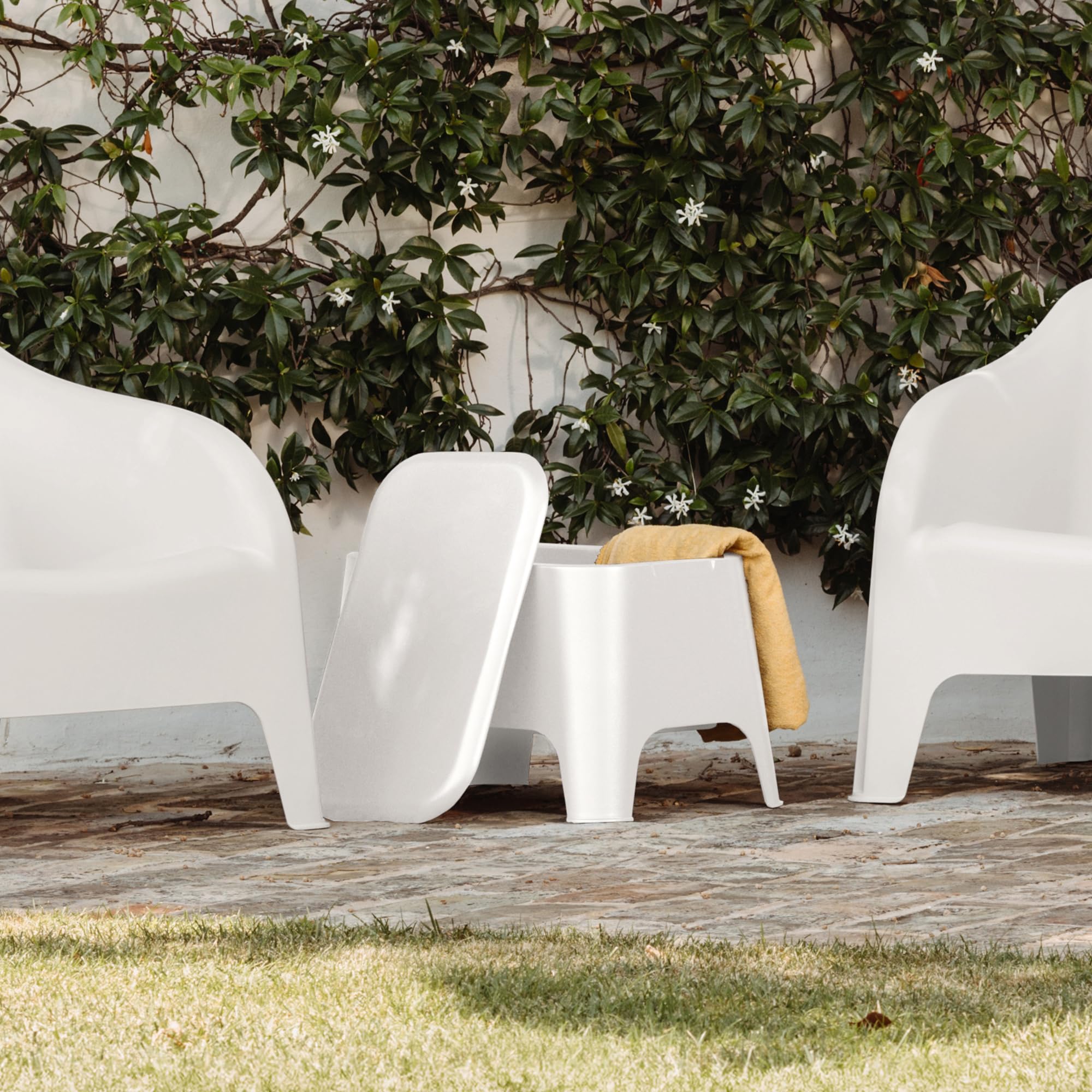 Tavolino Petra bianco 59x39x36 cm moderno con vano portaoggetti 21 litri coperchio rimovibile plastica riciclata uso esterno
