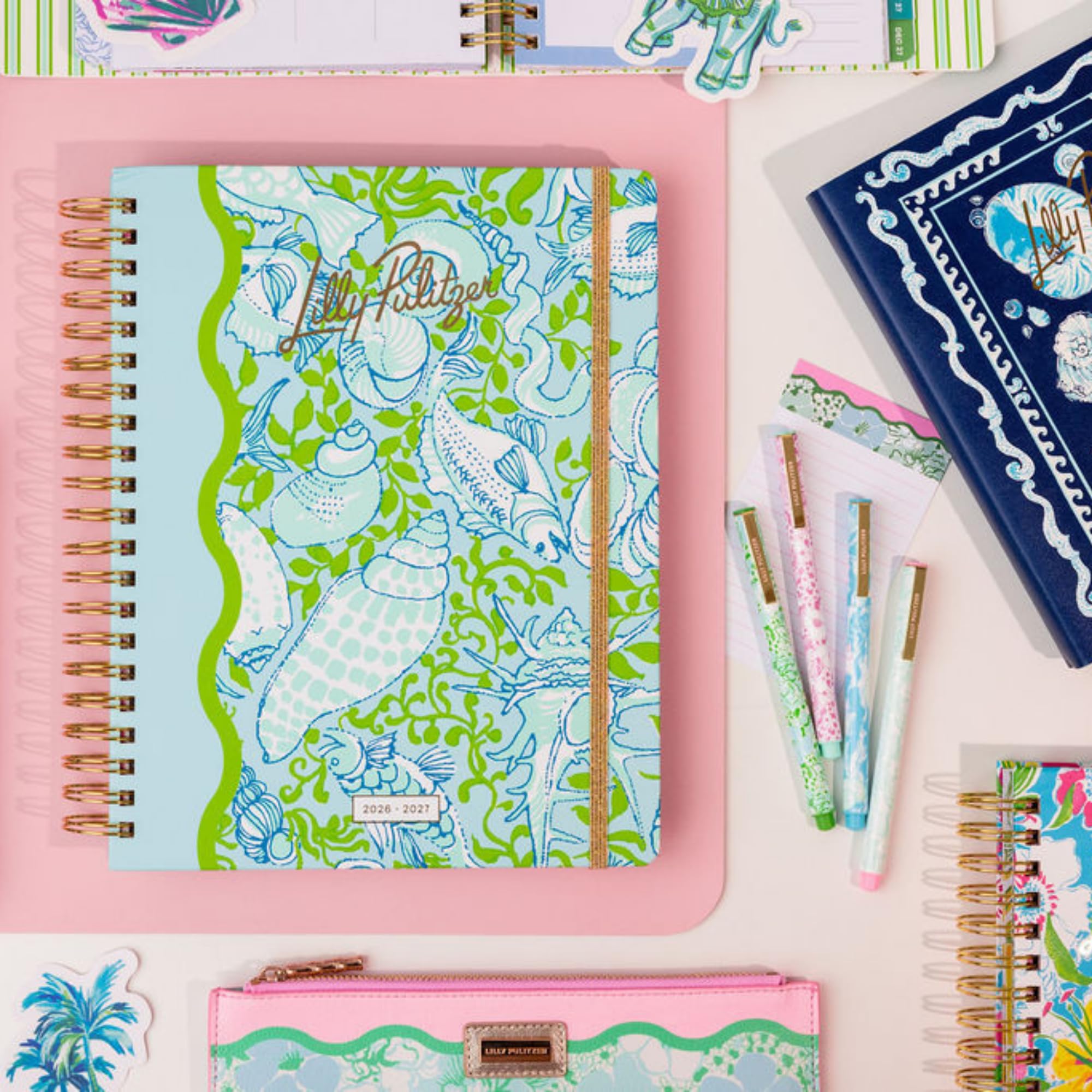 Lilly Pulitzer Agenda Jumbo 17 mesi, 21,9 x 28,3 cm, datata agosto 2026-dicembre 2027, rilegatura a spirale dorata e chiusura elastica, layout settimanali e mensili, adesivi, pagine di viaggio e