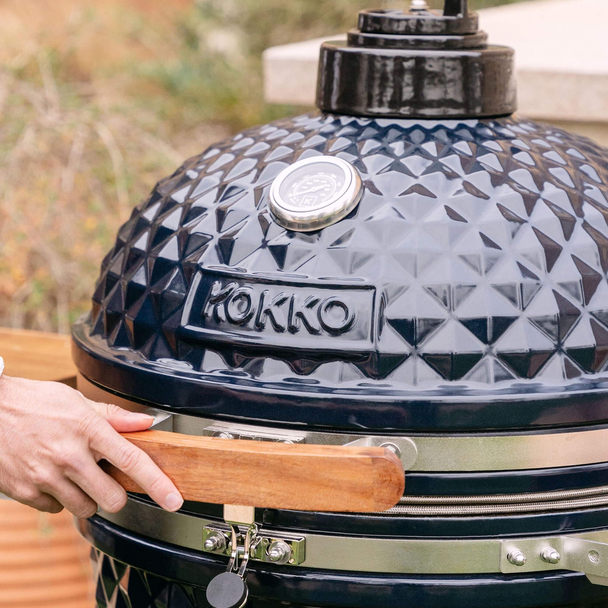 Kamado Kokko XL 22" - Nouvelle édition de la marque Kokko Barbecue grand format : modèle très complet (62 cm x 86 cm) Diamètre de la grille : 47 cm Bleu marine