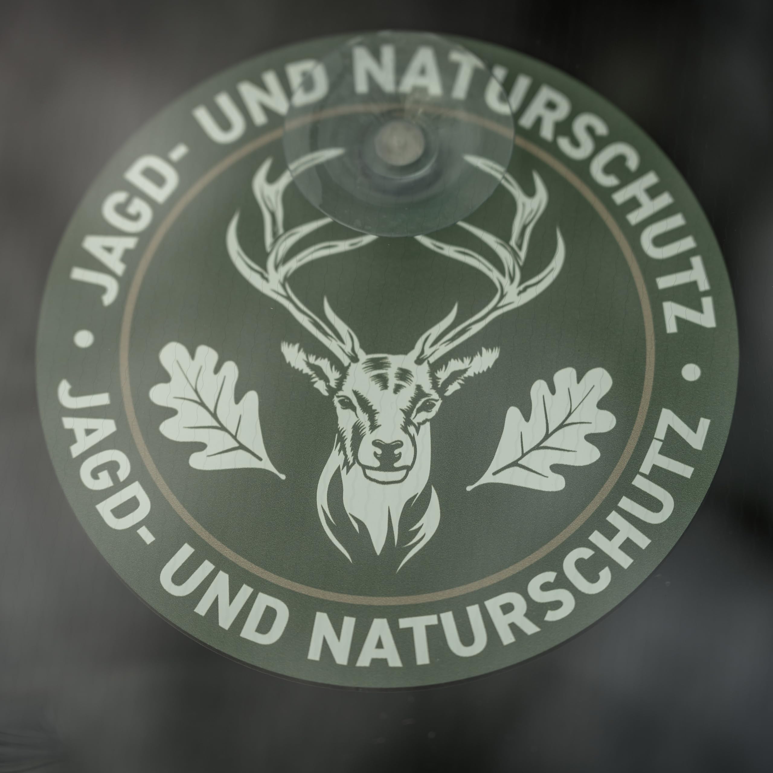 Jagdschild - Autoschild für die Scheibe mit Hirsch für Jäger & Jägerinnen, starker Saugnapf, 13cm Ø, aus Aluverbund (Metall), formstabil, UV- & witterungsbeständig