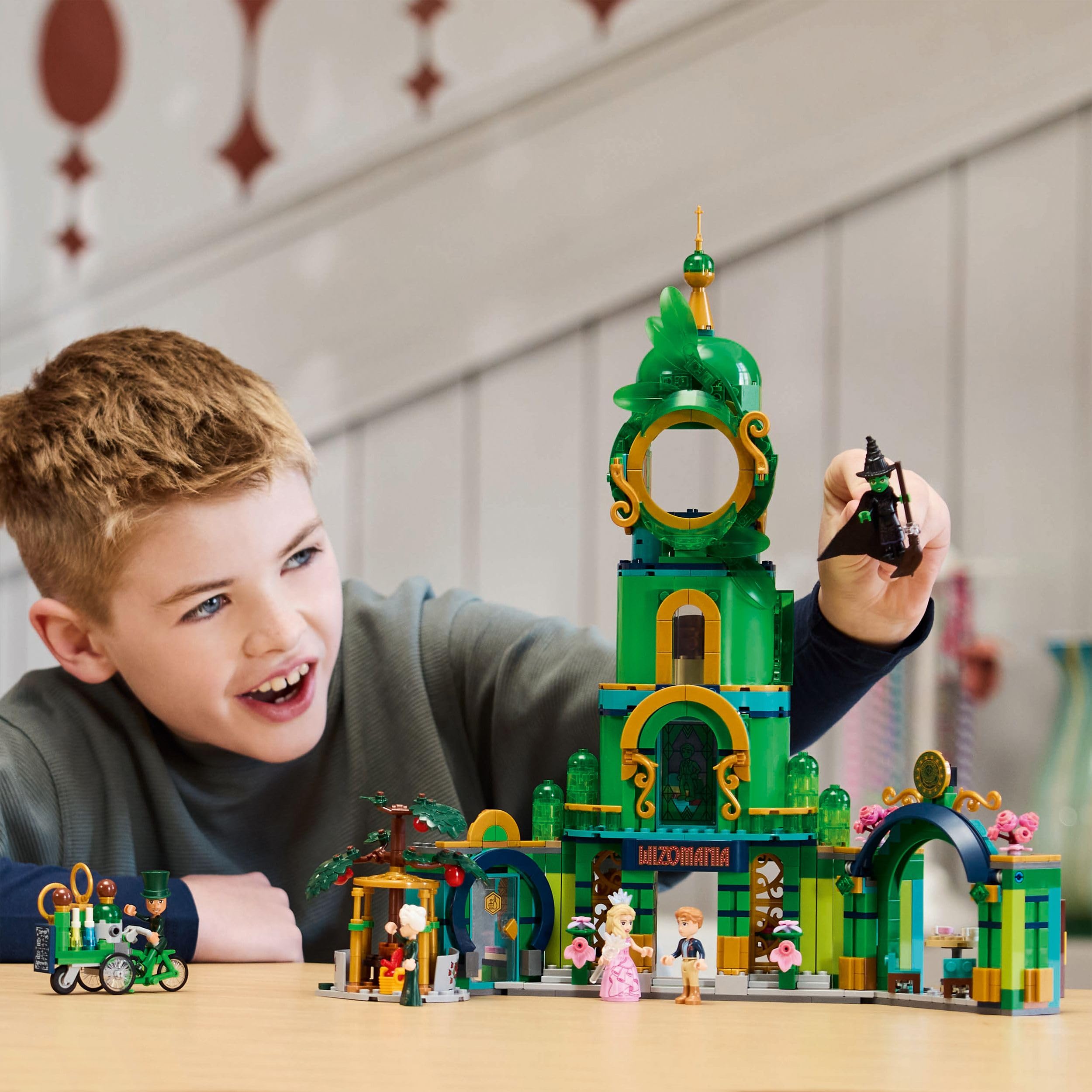 LEGO Wicked Bienvenidos a Emerald City, Ciudad de Juguete de Colección con Torre, Mini Muñecas de Glinda y Elphaba, Regalo para Niñas, Niños y Fans de la Película Musical de 9 Años o Más 75684