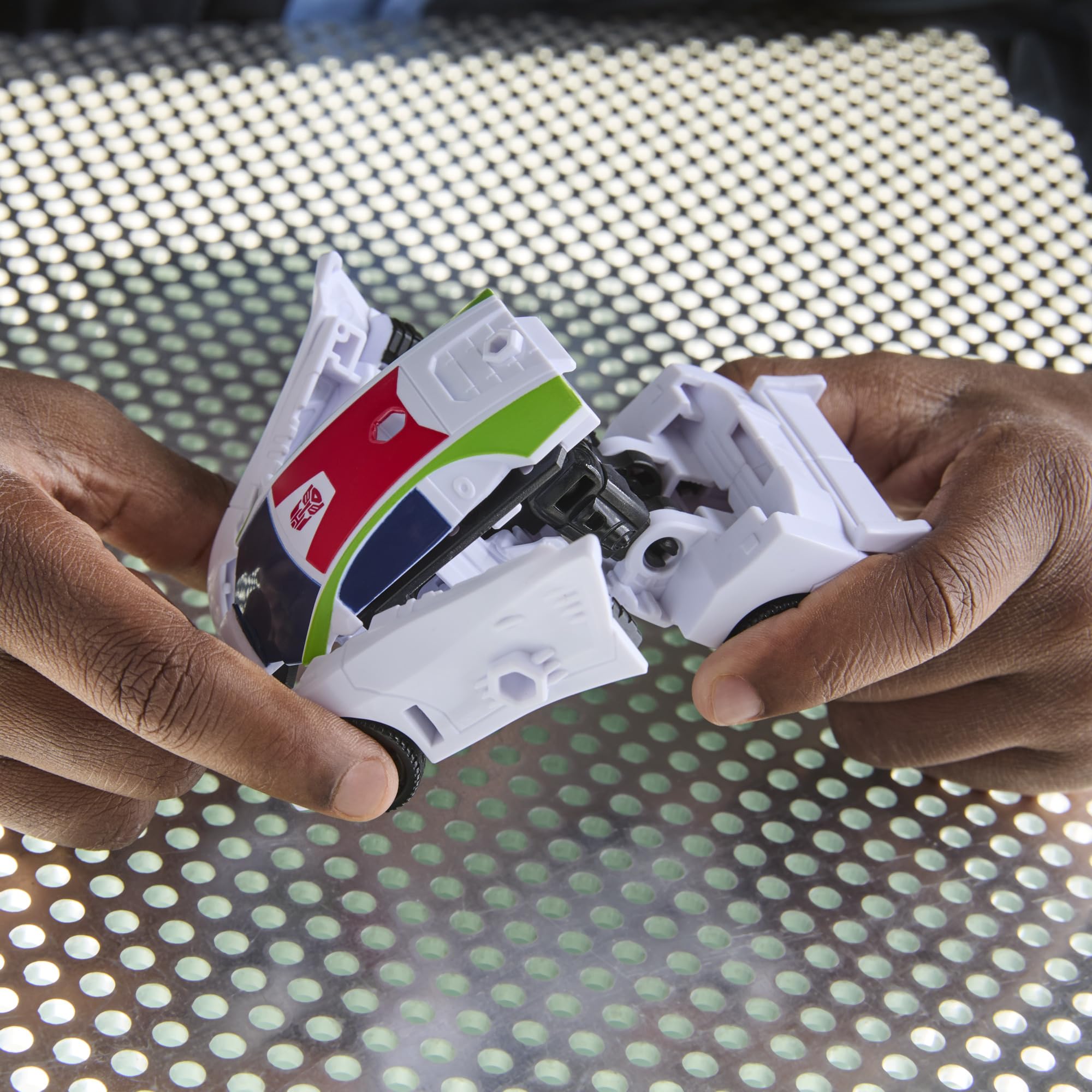 Transformers Hasbro Cyberworld, Wheeljack, Figura de Acción 2 en 1, Coche de Juguete para Niños y Niñas de 6 Años o Más, Color Blanco y Rojo, Diversión y Acción, Coleccionable, Idea Regalo