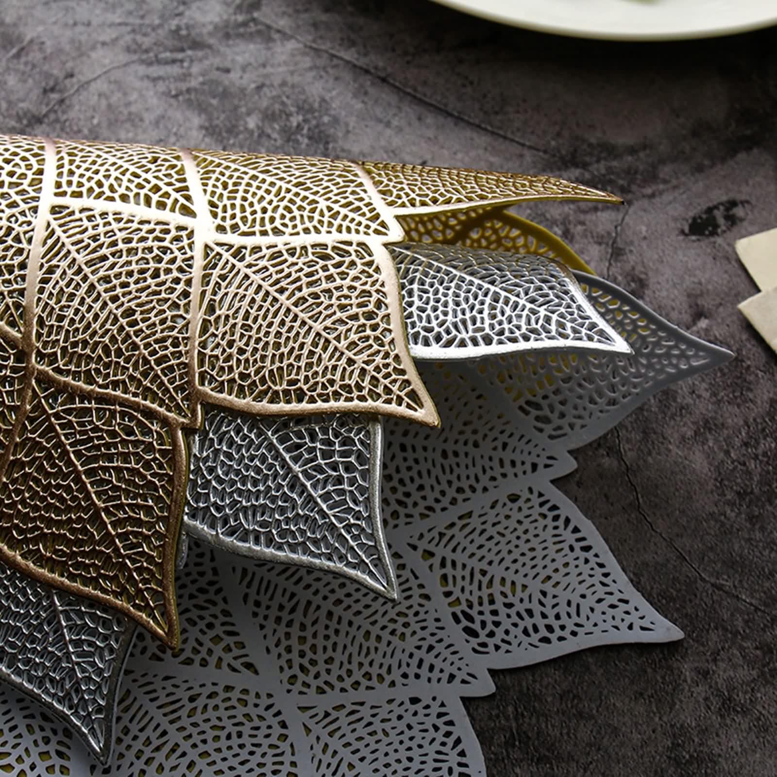 Placemats for Dining Table Gold, Set de Table Lot de 10 Motif de Fleur À Feuilles Creuses PVC sous Assiette 38cm