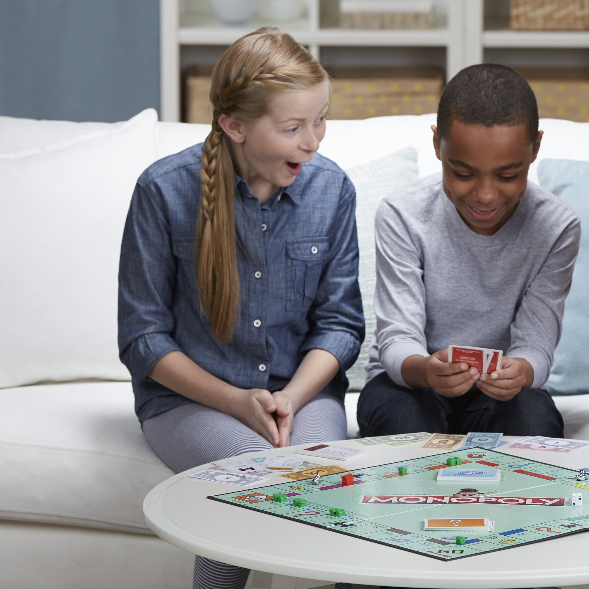 Monopoly, Jeu pour la Famille et Les Enfants, 2 à 6 Joueurs, dès 8 Ans, inclut des Cartes choisies par Le Public