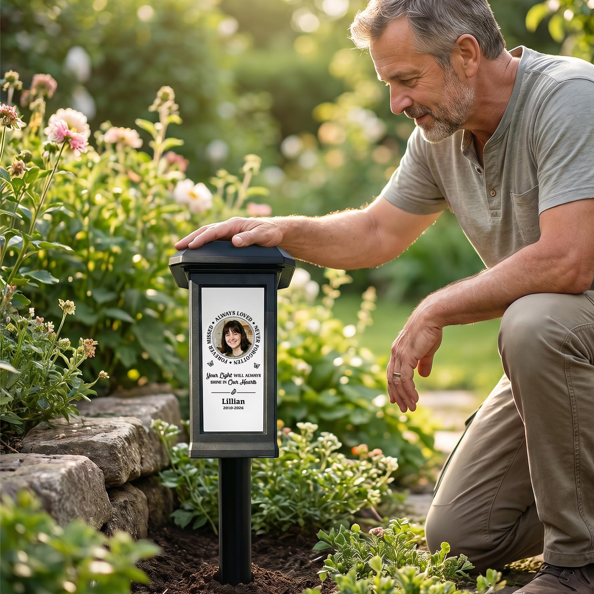 callie Lampe solaire commémorative personnalisée pour tombe – Lampe de jardin papillon étanche avec photo, nom et année – Cadeau de condoléances pour la perte d'un être cher