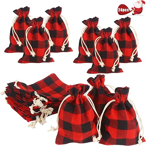 LOKIPA 24 bolsas de Navidad con cordón a cuadros, pequeñas bolsas de regalo de diseño rojo y negro para envolver Navidad, suministros de regalos de