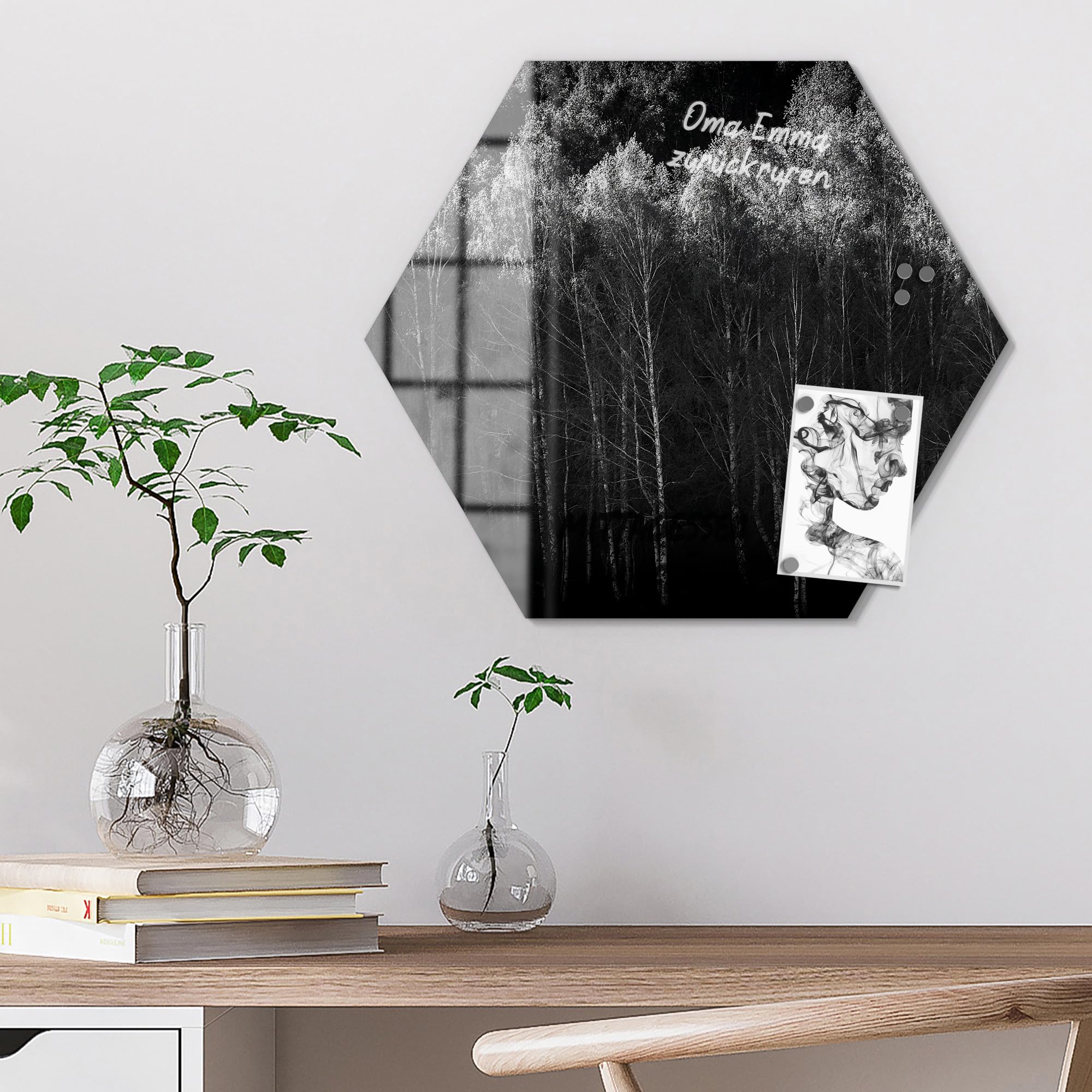 DEQORI Szklana tablica magnetyczna | sześciokątny rozmiar 55 x 47,6 cm | motyw "Cisza lasu" | tablica memo ze szkła | tablica magnetyczna z magnesami, długopisem i ściereczką do kuchni i biura |