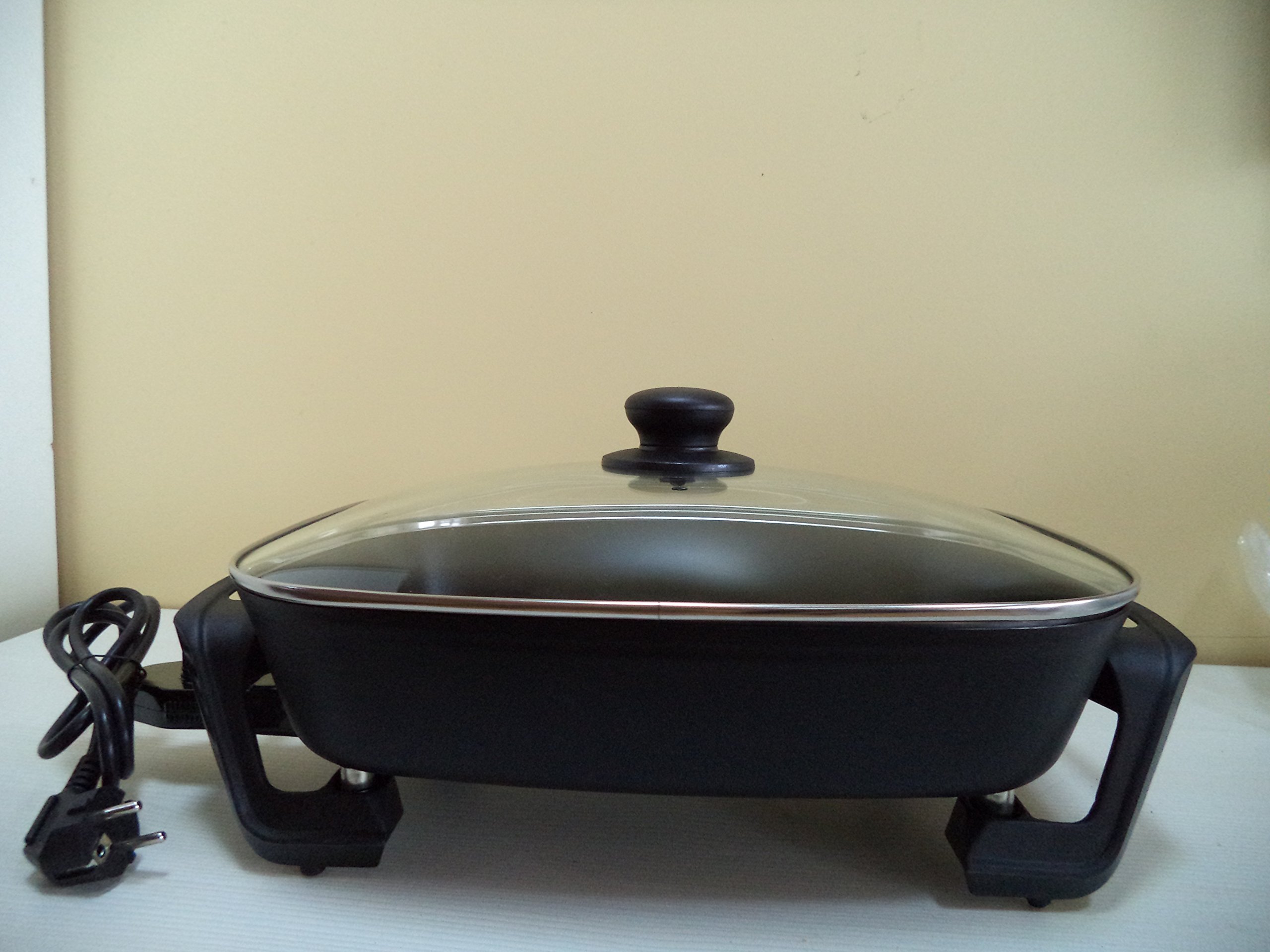 WOK eléctrico con regulador de temperatura, antiadherente, con tapa de cristal templado transparente. Medida del recipiente: 37x30x7 cms.