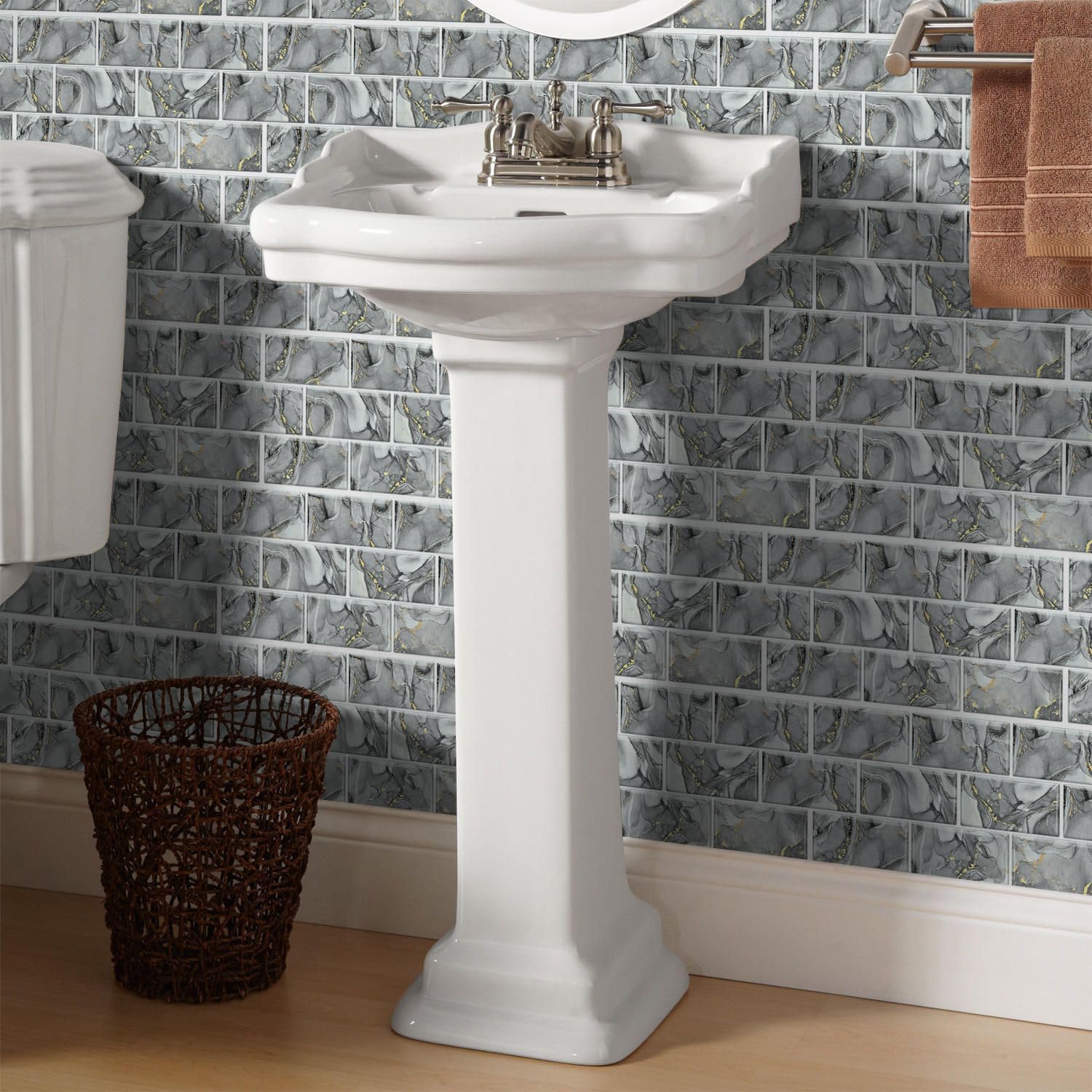 Stickers carrelage raffinés effet marbre gris et or pour salle de bain, cuisine et décoration intérieure. En PVC imperméable et résistant à l'huile, faciles à poser et à décoller. Lot de 30 stickers m