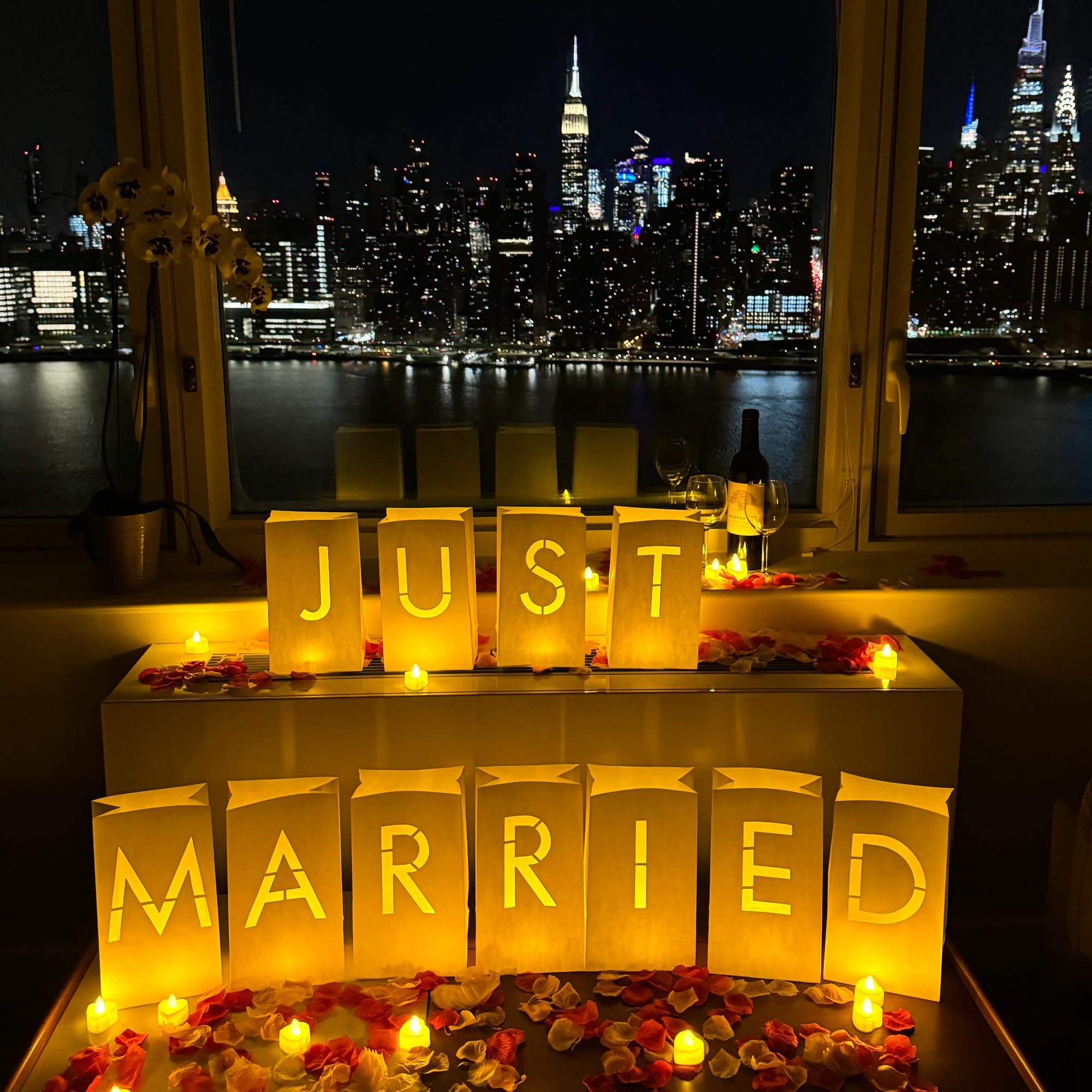 WYMM Lettres lumineuses « Just Married » avec bougies chauffe-plat, bougies et pétales de rose inclus – Sacs en papier lumineux à utiliser comme bannière « Just Married » et décorations « Just Married