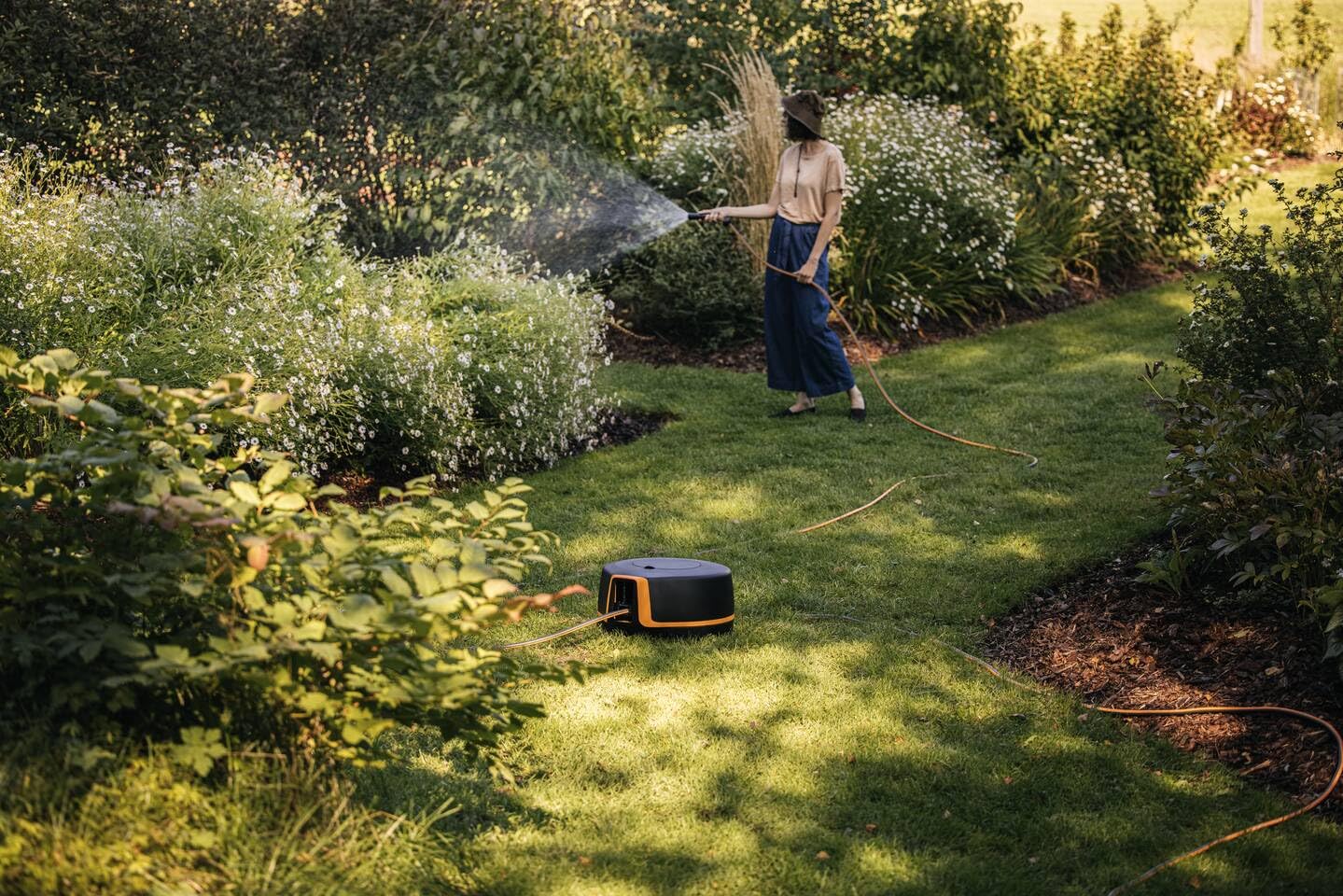 Fiskars Dévidoir XL, Set d'Arrosage Tout-en-1, Tuyau de 25 m | Tuyau à Enroulement automatique, Ø 13 mm, Raccord universel pour Robinet, noir/orange, X-series, 1067549