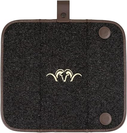 El cojín plegable OUTDOORDINO Blaser para la caza es resistente al agua, con cierre magnético y bolsillo para colgar. Incluye un cojín para asiento de exterior. Lavable.