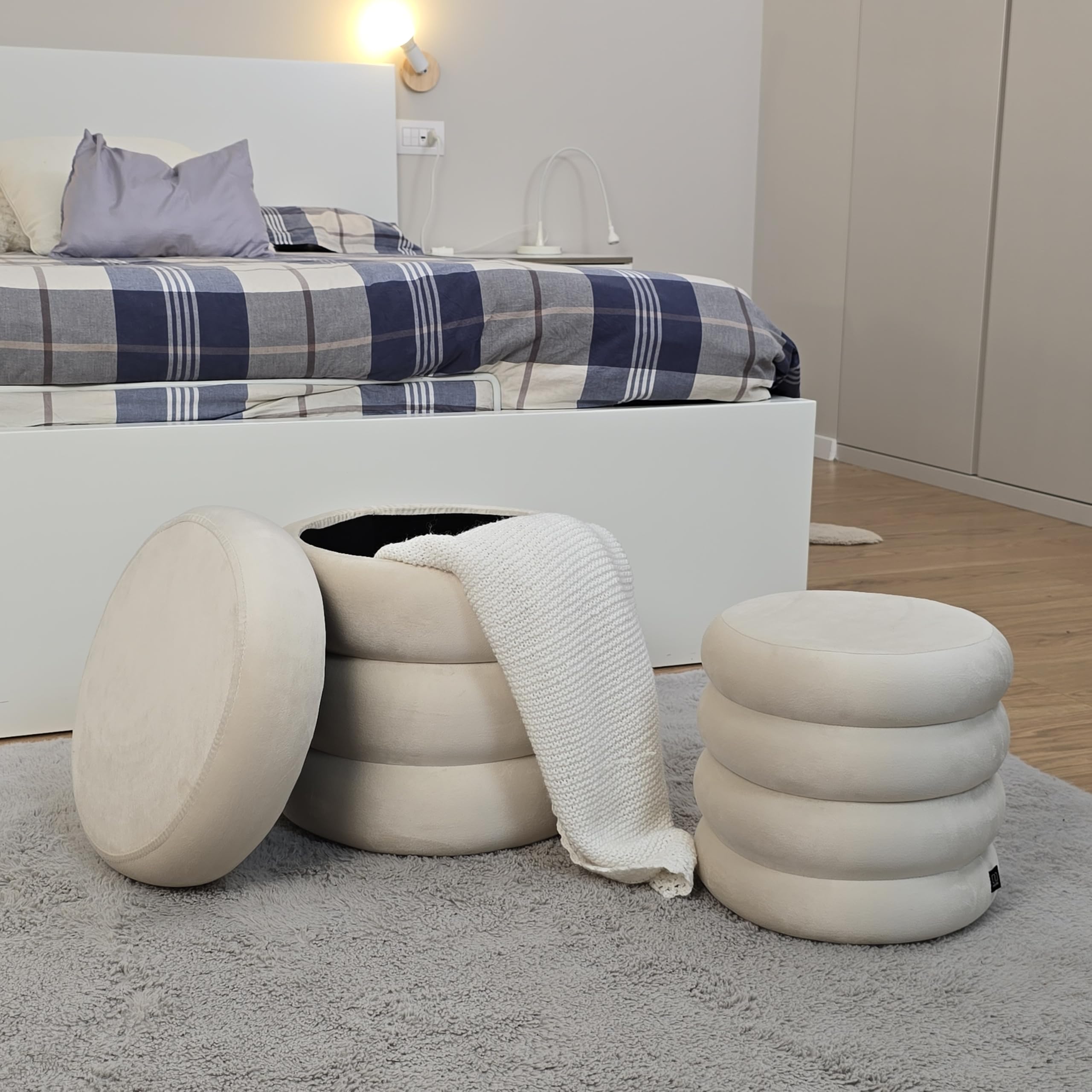 Norbe | Set di 2 Pouf | Contenitore in Velluto | Sgabello Marshmallow | Poggiapiedi imbottito Scrivania | Toeletta | Poltroncina Bimbi Da Camera e Salotto Comodino poltrona (Bianco Panna, Set 2 Pouf)