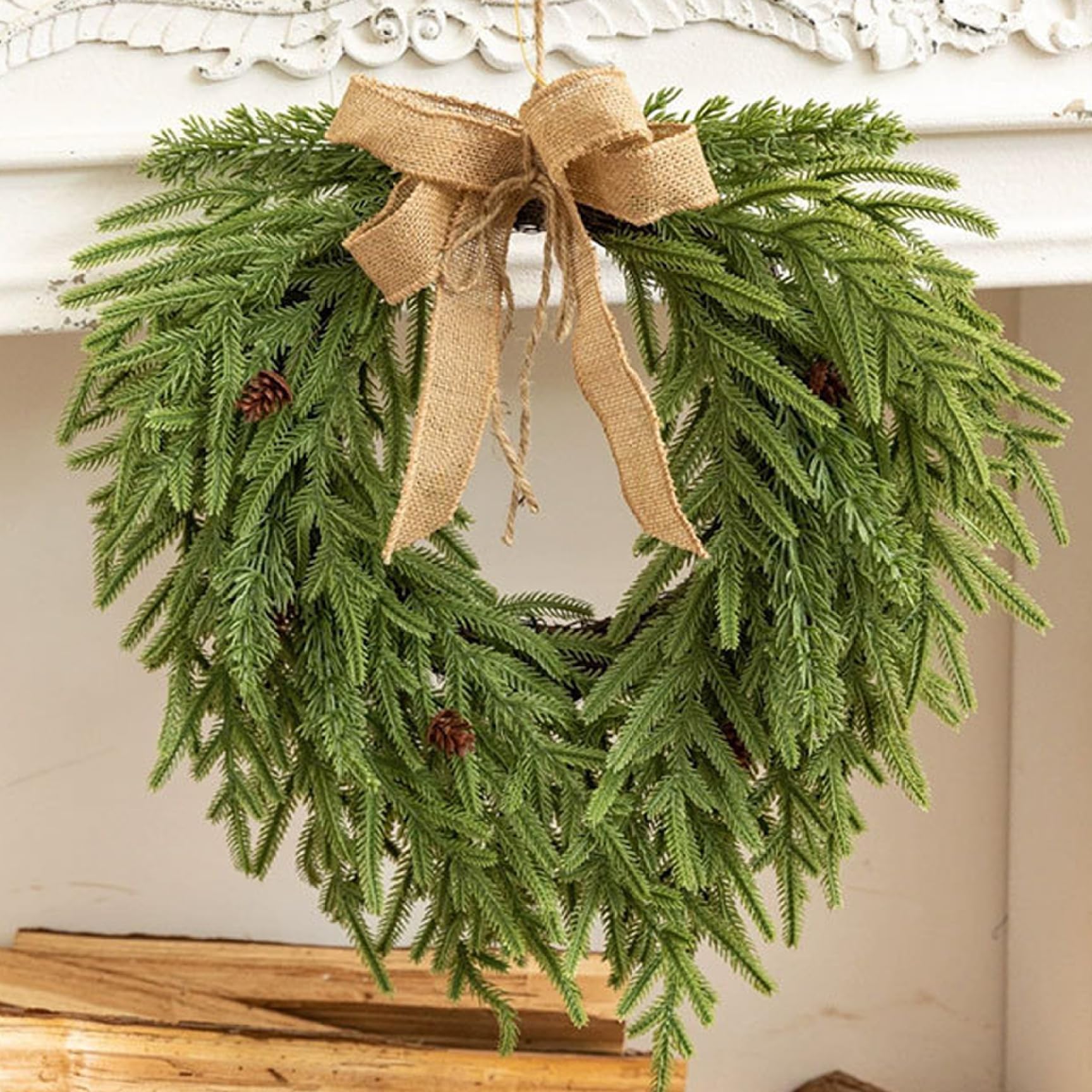 Coronas Artificiales de Pino Norfolk de 20 Pulgadas para Puerta de Entrada, Corona de Navidad Verde Artificial, decoración navideña para Interiores y Exteriores, para Manto, Pared, Ventana