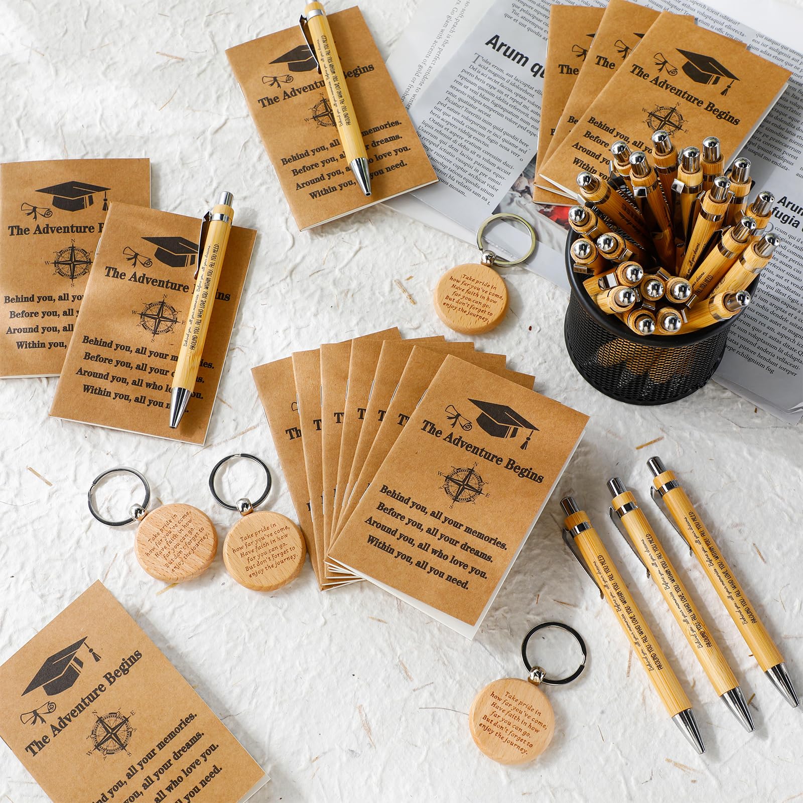 Resurhang 90 cuadernos de papel kraft de bolsillo a granel con bolígrafos de bambú inspiradores, llaveros de madera, regalos de graduación para hija, hijo, estudiantes universitarios Senio