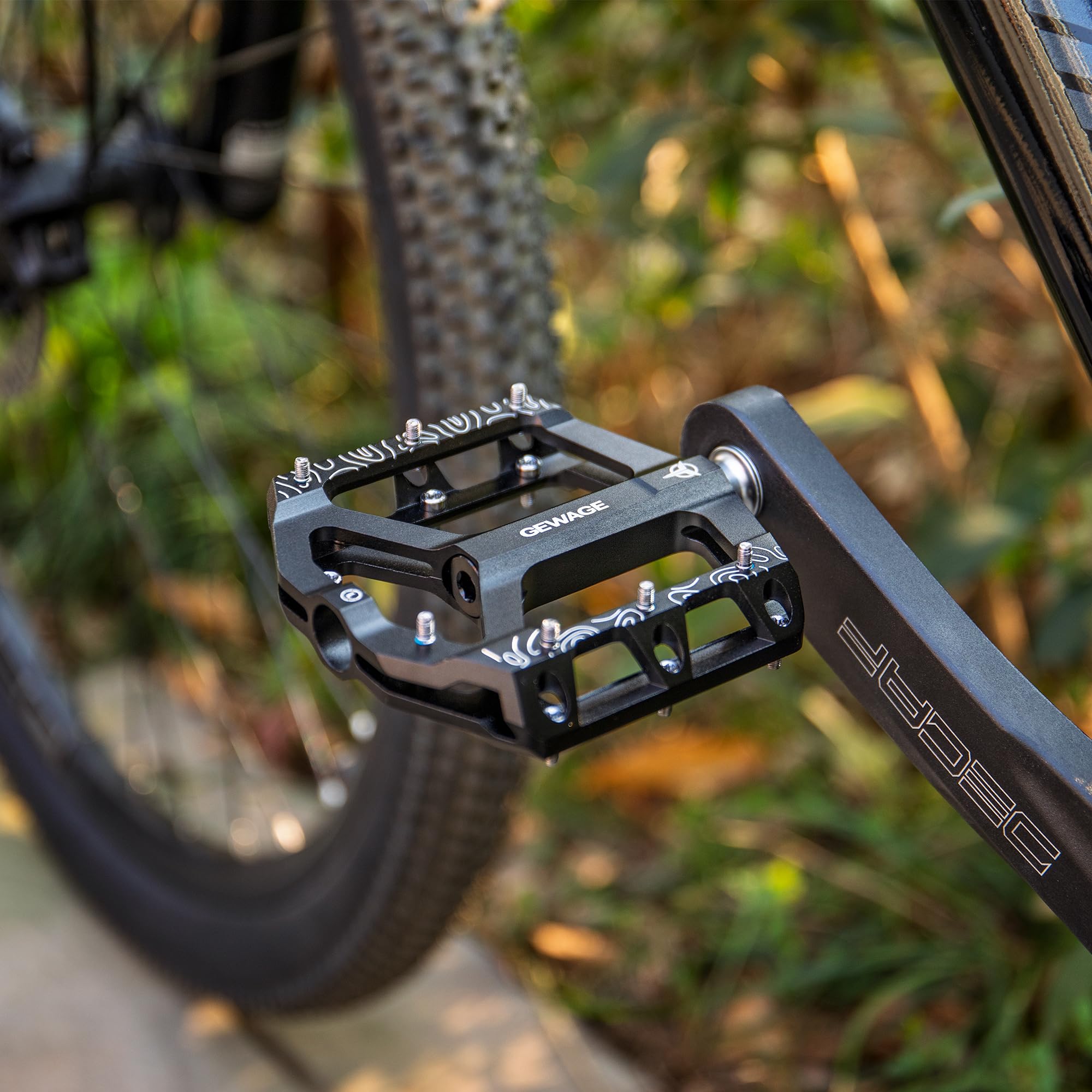 GEWAGE Pédales Plate MTB – Pédales de vélo antidérapantes en Alliage d'Aluminium usiné CNC, axe 9/16", 4 Coloris