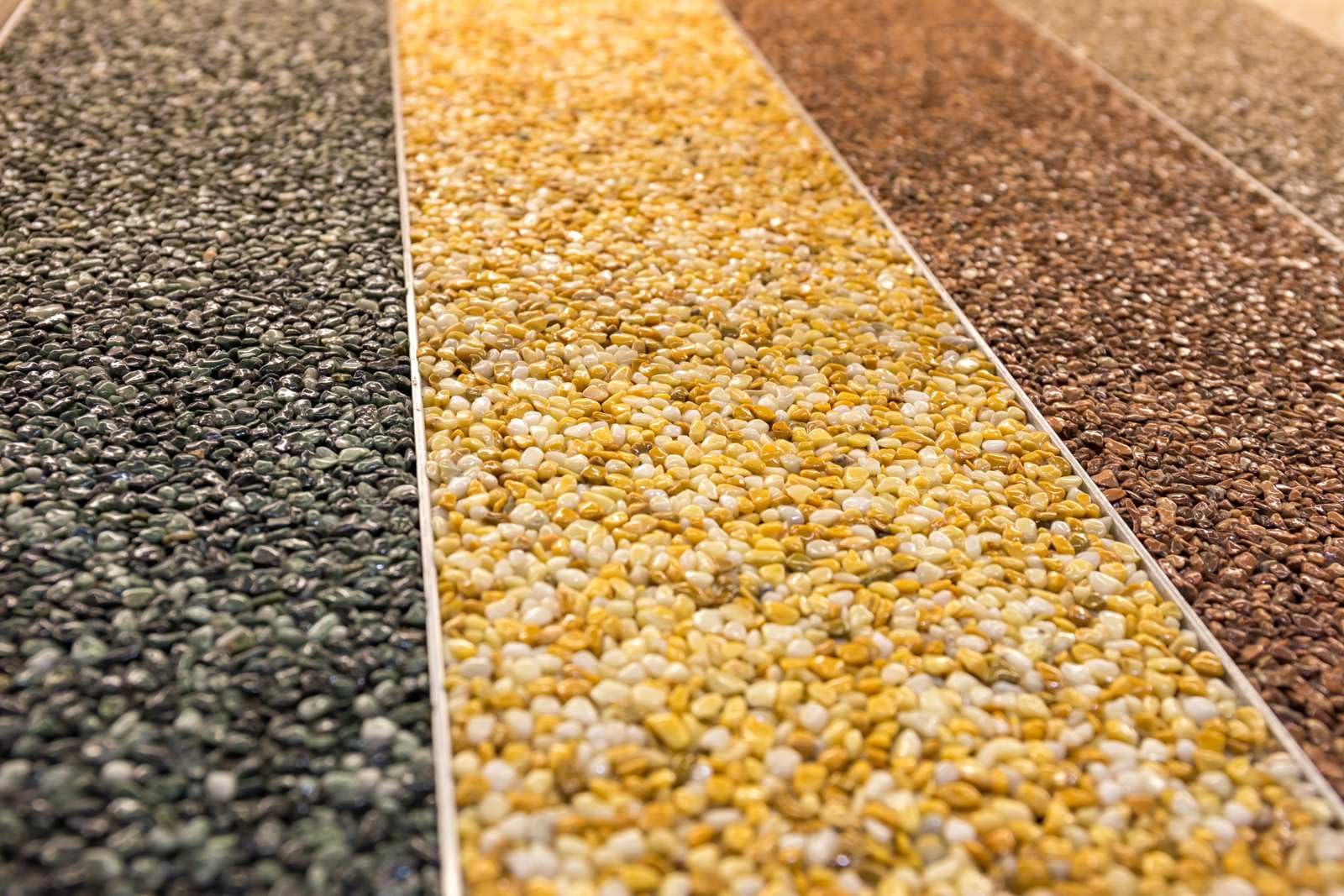 Steinteppich Epoxidharz Set Innen & Außen (ca. 56kg / 4-5m²) | 16 Farben | 50kg 2-4mm Marmorkies + 6L, 2K Epoxidharz Bindemittel | Für Balkon, Terrasse, Treppen, Garage