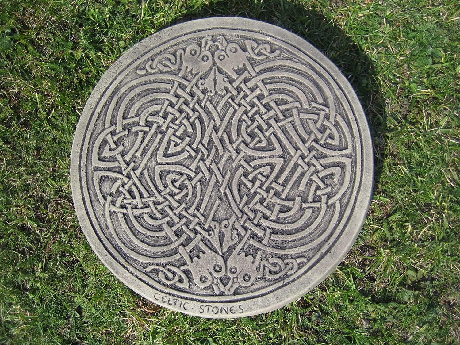 neilsstonecraft Celtic Square Knot Stepping Stone Garden Ornament – Decorative Shield Design Garden Path Stone 27cm for Lawn, Patio or Border – Outdoor Garden Decor