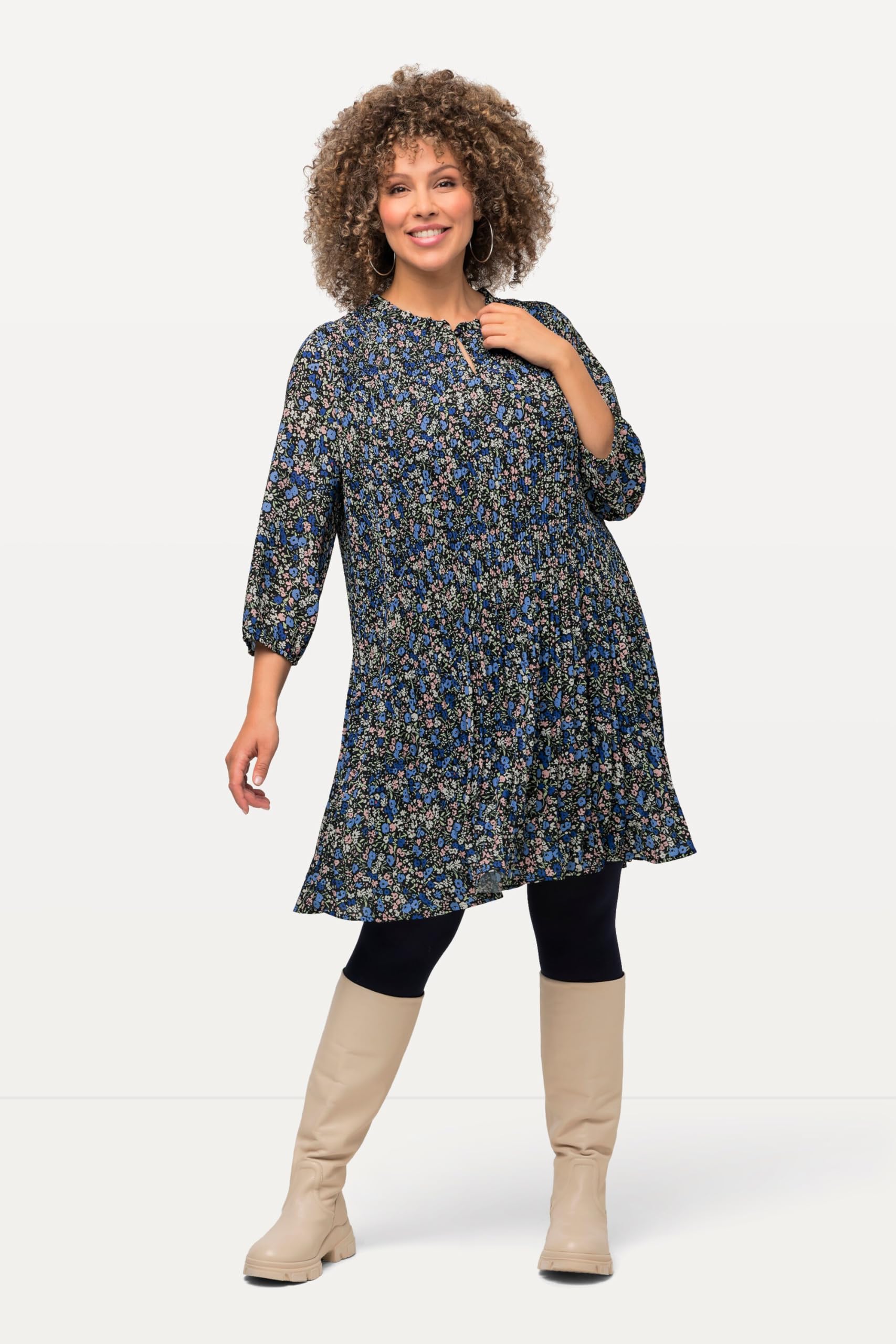 Ulla Popken Femme Grandes Tailles Robe Courte plissée avec Manches 3/4. Imprimé à Fleurs et col Montant avec ruchés. Marine 50+ 818129132-50+