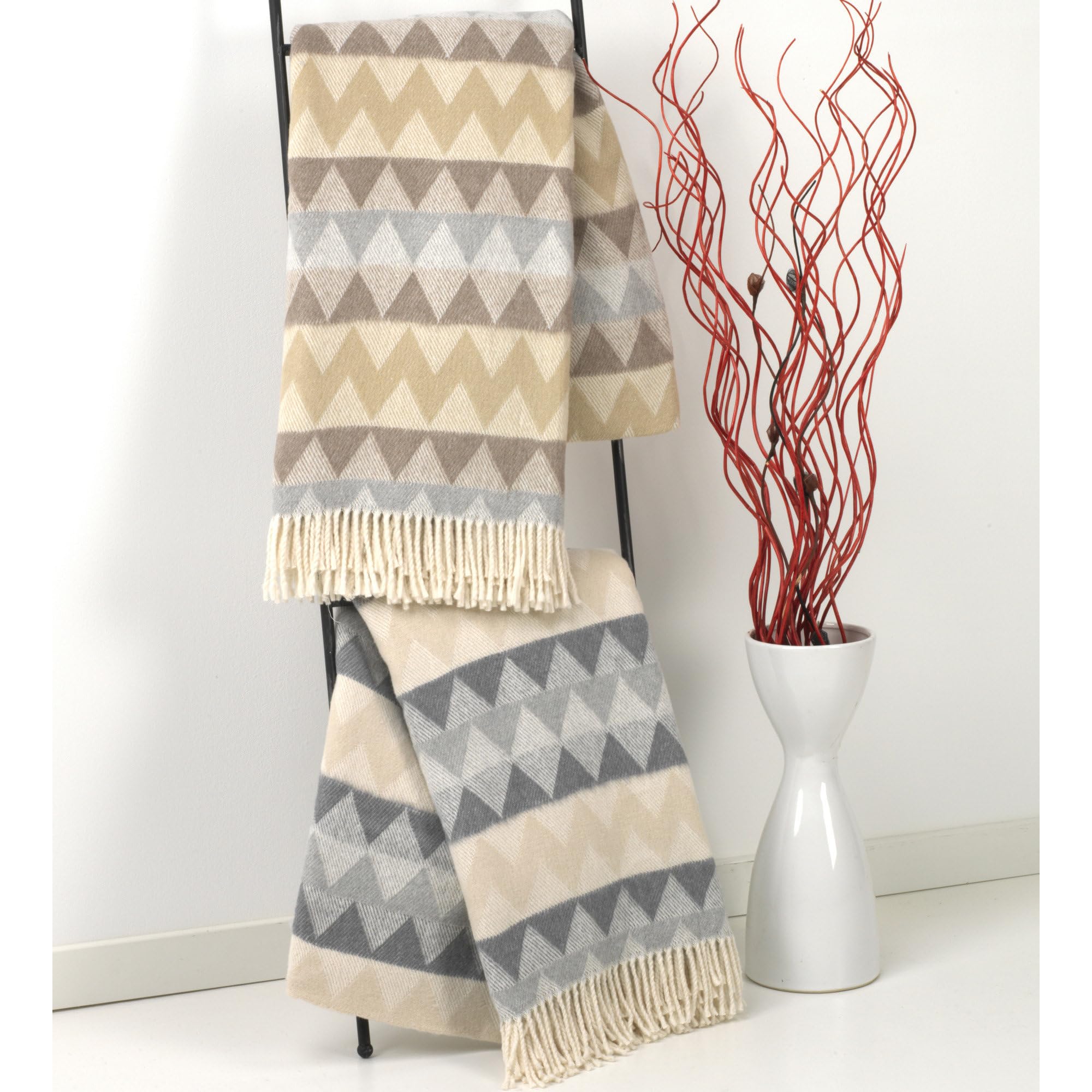 Erwin Müller Plaid Jacquard Flanell, Wohndecke, Sommerdecke grau Größe 150x200 cm - flauschig weich, mit Fransen, für Abende auf Terrasse, Urlaub oder Couch