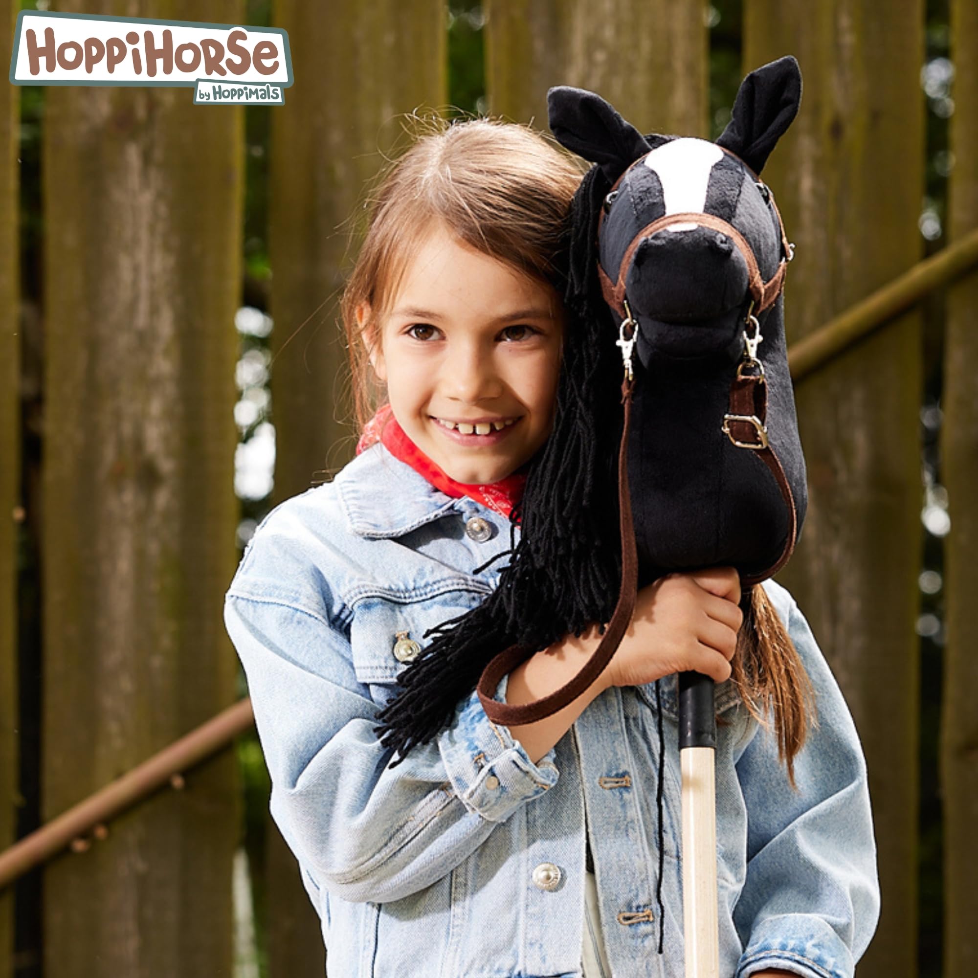HOPPIHORSE-Edizione Sportiva Hobby Horse A4, Cavallo con bastone con cavezza, redini, tracolla, coda e impugnatura in silicone, Hobby horse cavallo di alta qualità in peluche in una confezione regalo