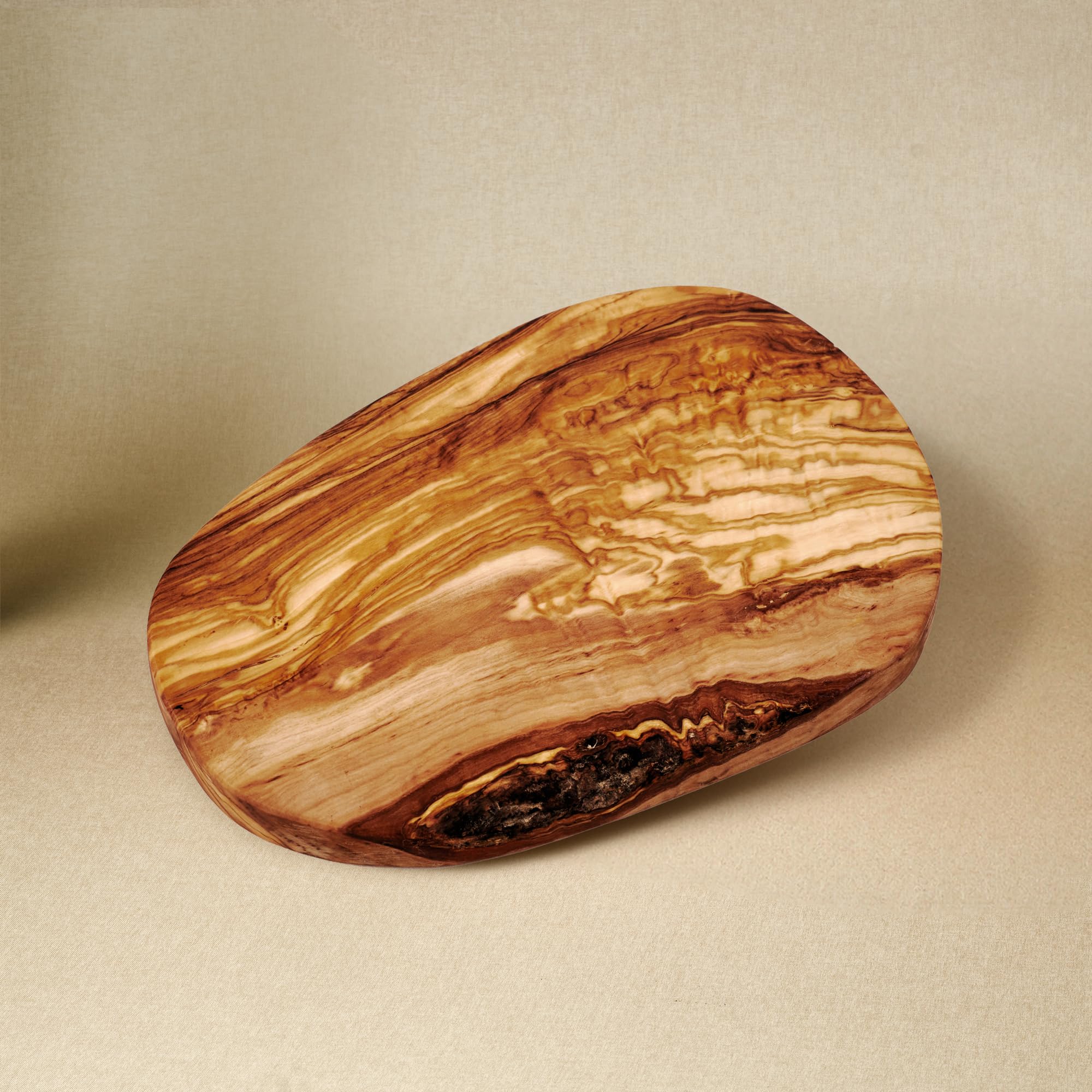 DAS OLIVENHOLZBRETT® Schneidebrett aus Olivenholz/Olivenholzbrett/Servierbrett aus Holz/Frühstücksbrett/Brotzeitbrett/Steakbrett Holz/Naturschnitt 45-49cm lang / 22-25cm breit