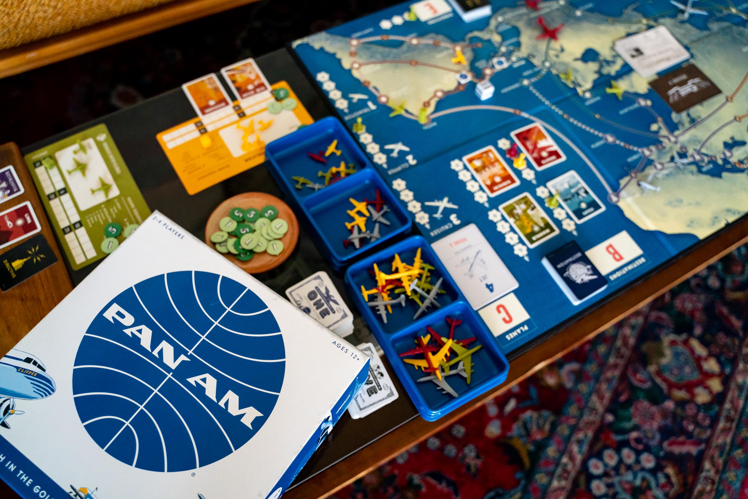 PAN AM Lustiges Strategie-Brettspiel für die ganze Familie - Spanische Sprache - Enthält 52 Flugzeug-Miniaturen aus 4 verschiedenen Fluglinien-Epochen (ab 12 Jahren) Ideal für 2-4 Spieler