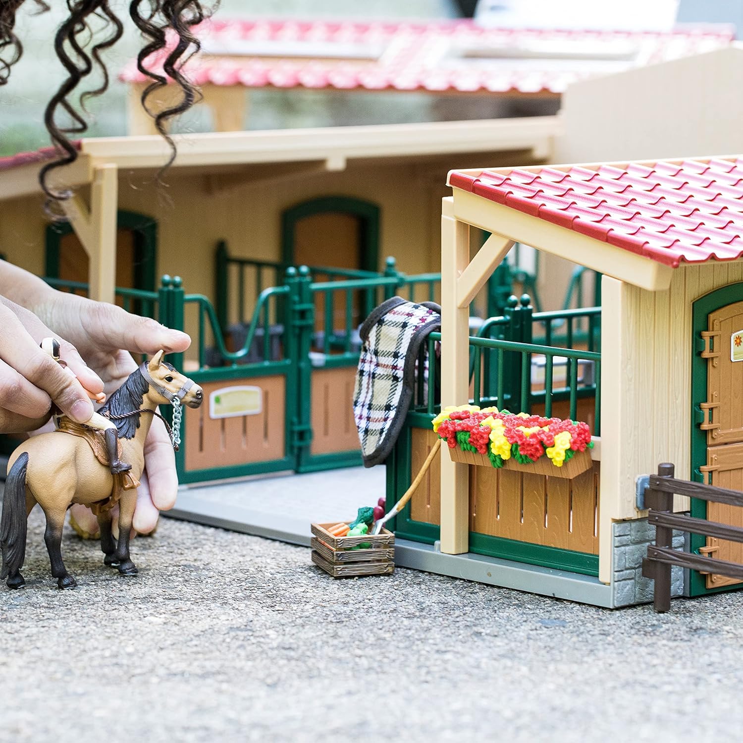 schleich FARM WORLD | Stajnia z końmi i akcesoriami 42195 | Zestaw ze stajnią, padokiem, 2 końmi, figurką dziewczynki i akcesoriami | Zabawka farma od 3 lat | 96 elementów | Ekskluzywnie na Amazon