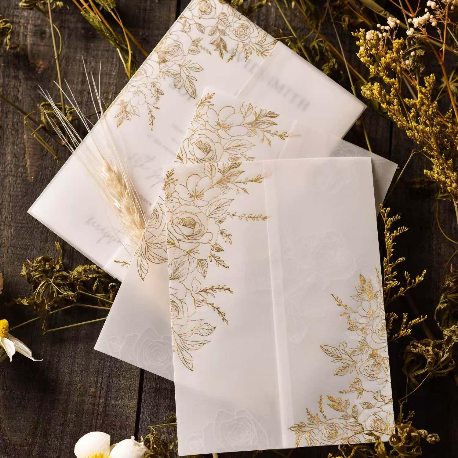 Puremigo Paquete de 50 chaquetas de vitela preplegadas para invitaciones de 5 x 7 pulgadas, patrón de lámina dorada, papel vitela de 115 g/m², chaquetas de 5 x 7 pulgadas, envolturas de invitaciones