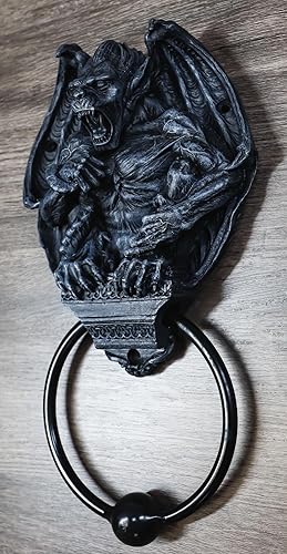 Miniatura 8 de Ebros Gift Aldaba de puerta con cabeza de gárgola de guardián gótico con anillo de metal, escultura de bola de golpeo, espíritu de Halloween, acento