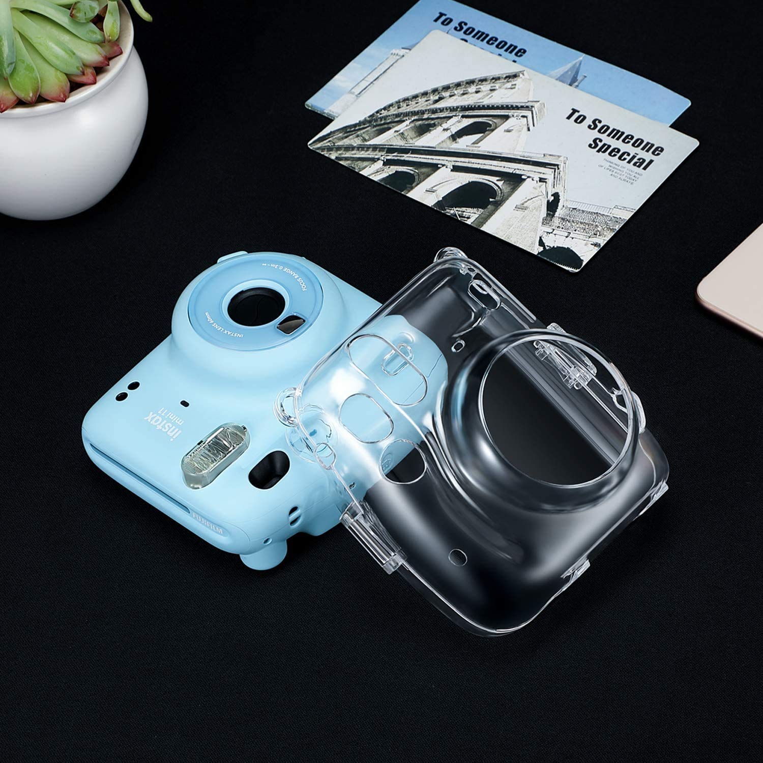 FINTIE Przezroczyste etui ochronne do aparatu Fujifilm Instax Mini 11 Instant Film - Krystalicznie twarda osłona PCW ze zdejmowanym tęczowym paskiem na ramię, przezroczyste