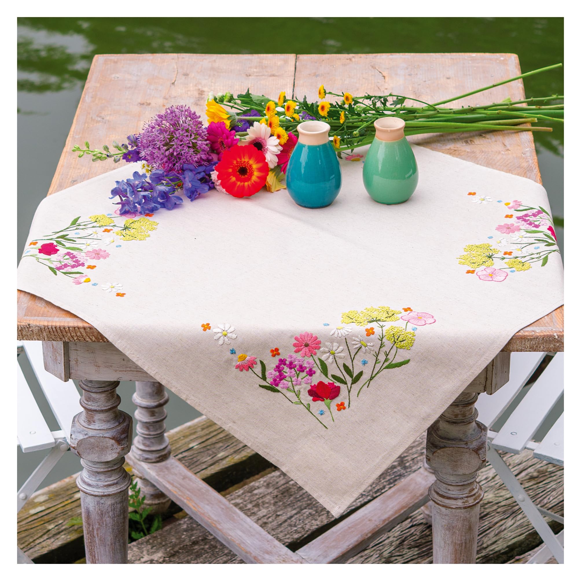 Vervaco Stickpackung Tischdecke Sticken Set Erwachsene Vorgedruckt WILDBLUMEN Stickdecken Vorgezeichnet Decke Stickpackung Plattstich 72 x 72 cm Stoff zum Sticken Kreatives Geschenk