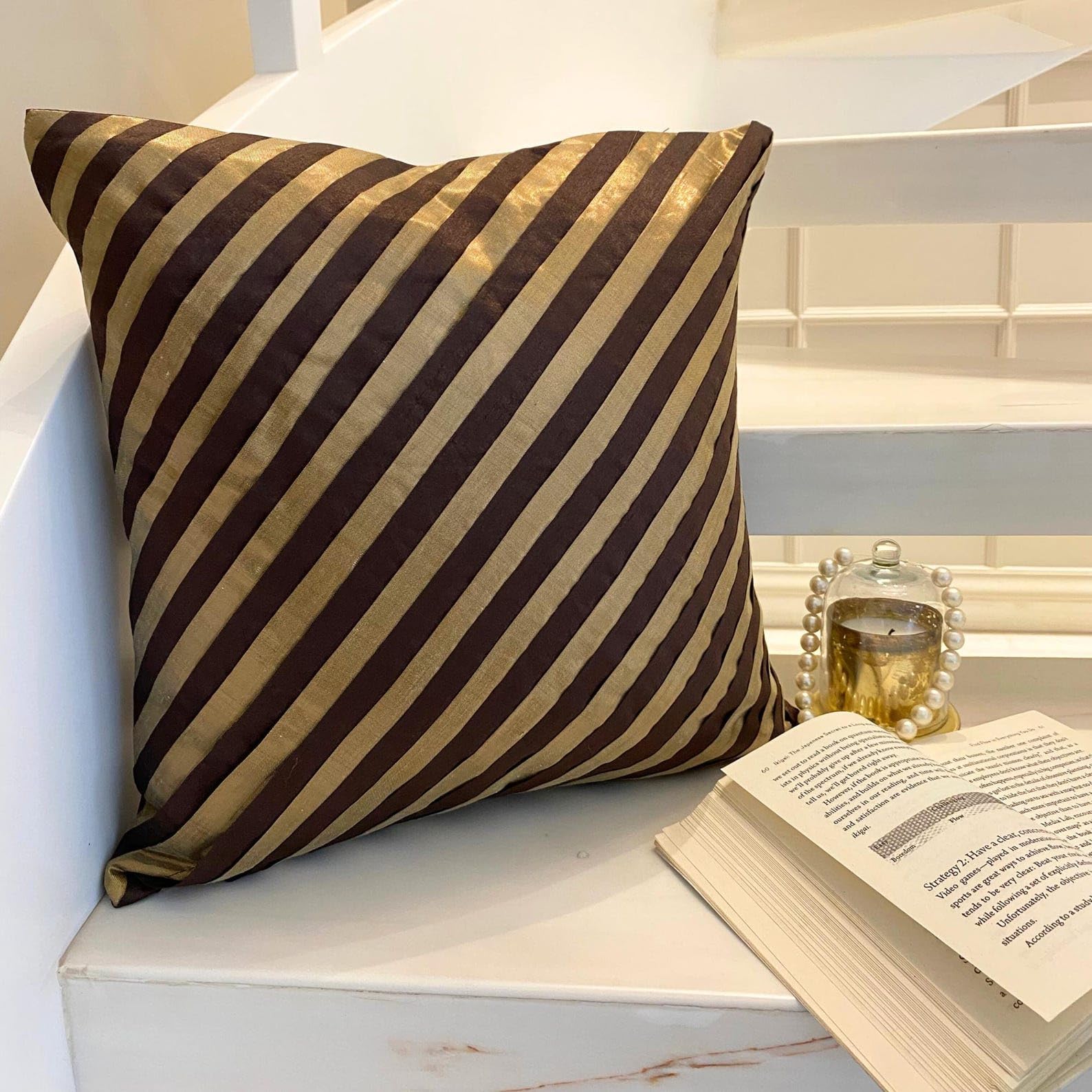 The HomeCentric Marrone Set di 2, 65x65 cm Art Silk Fodere europee per cuscini, Pintucks, Strutturato Seta Fodera Per Cuscino Divano, Moderno A strisce Federe Euro Cuscino - Unfolding Brown Antique