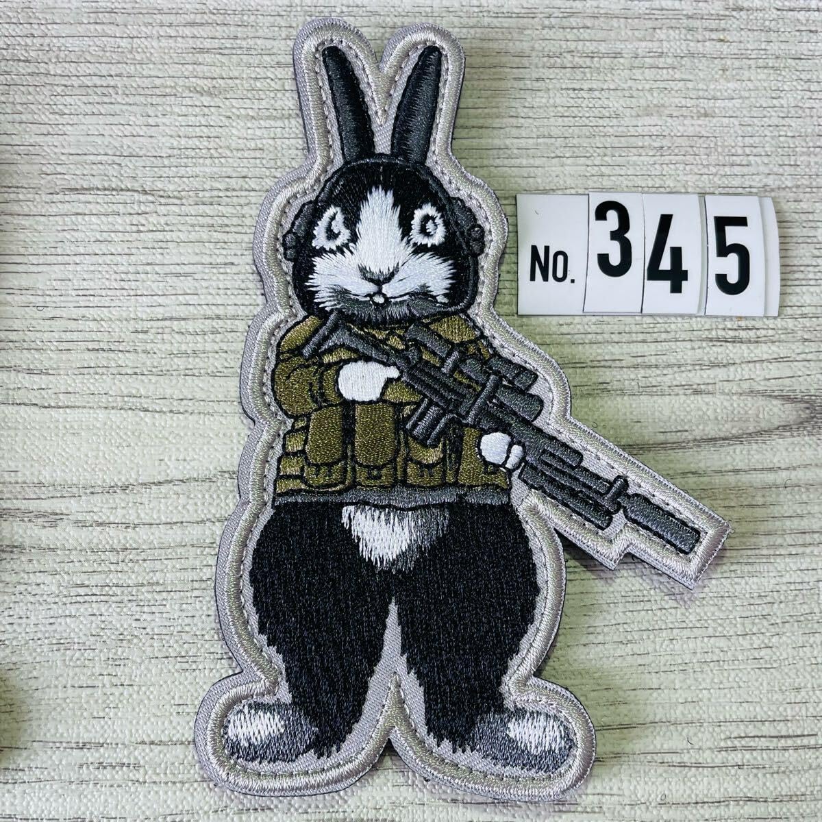 Amazon.co.jp: うさぎ 米兵 ウサギ ブラック345刺繍ワッペン ベルクロ