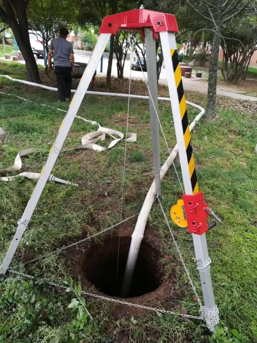 Trípode de rescate Sistema de trípode de rescate de alcantarillado con cabrestante de elevación de 1200 1800 2600 LBS, kit de trípode portátil de aluminio para espacios confinados con arnés de segurid