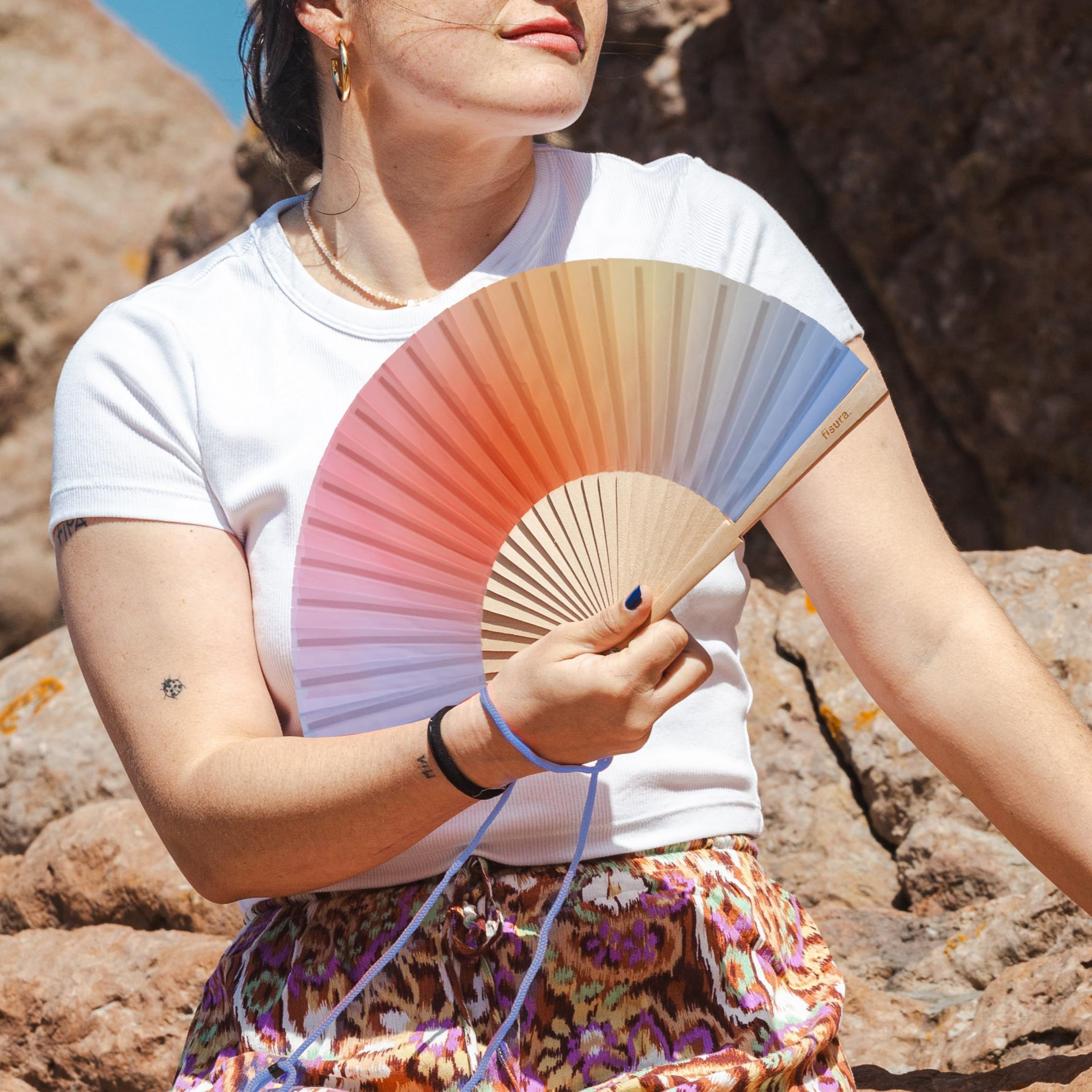 Fisura – Abanico original con estampado de ondas y rayas. Abanico de madera moderno y colorido. Ventilador de mano rosa y verde. Colgador incluido. (Degradado, azul y naranja)