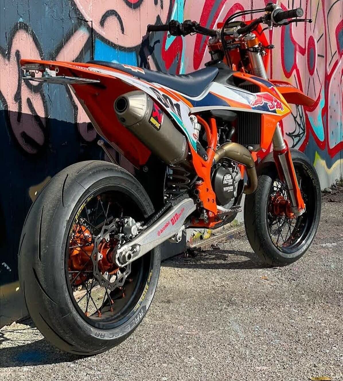 Portatarga Pieghevole Universale per Codino Stretto NERO CC 125 300 450 Motard Enduro Moto Con Faretto Rosso
