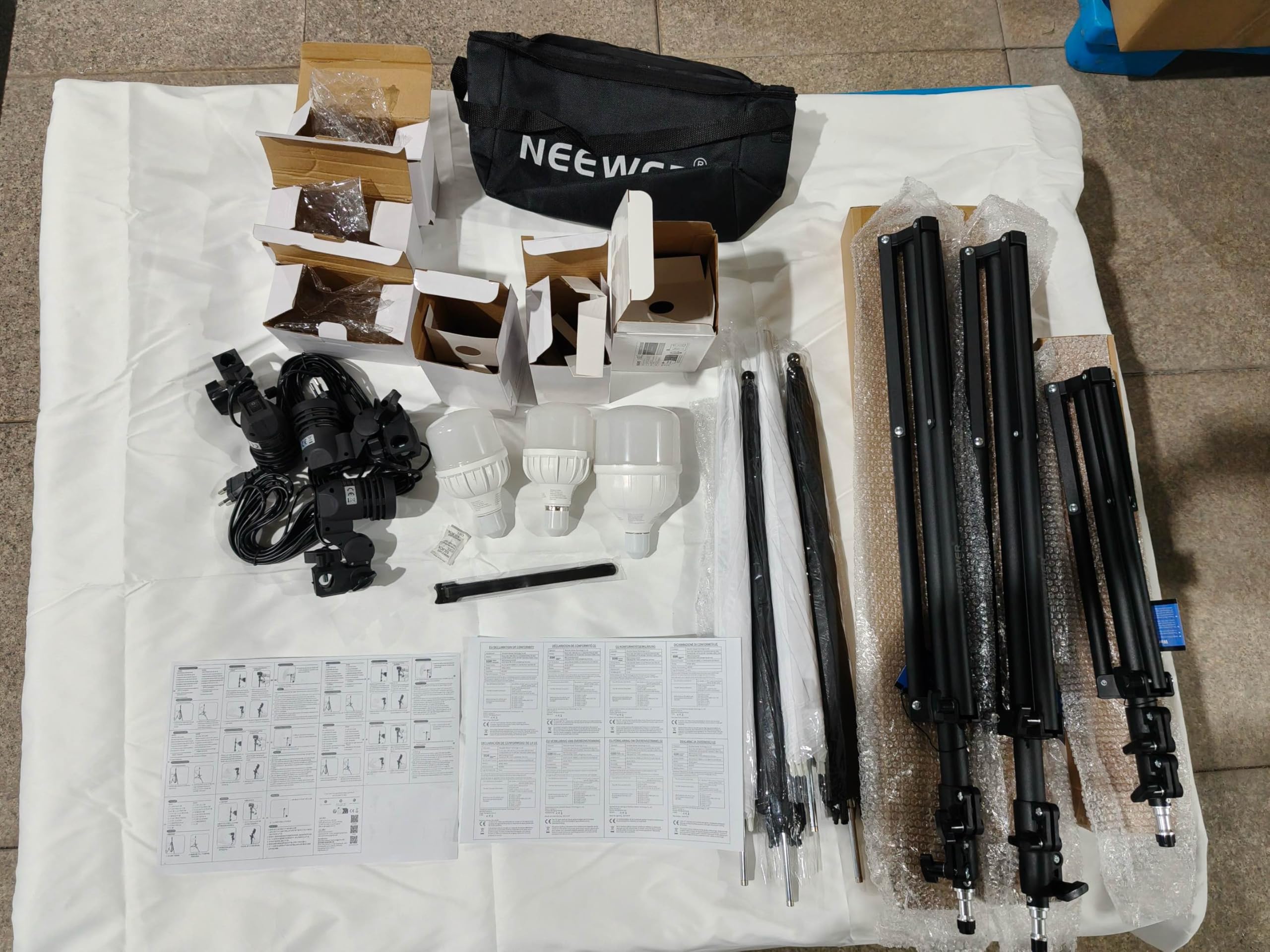NEEWER Kit de Iluminación Foto Studio de 400W Equivalente Incandescente, 2x Paraguas Negro, 2x Paraguas Blanco, 2x Bombillas LED 24W, 1x Bombilla LED RGB 24W, para Iluminación Fotográfica,NK501