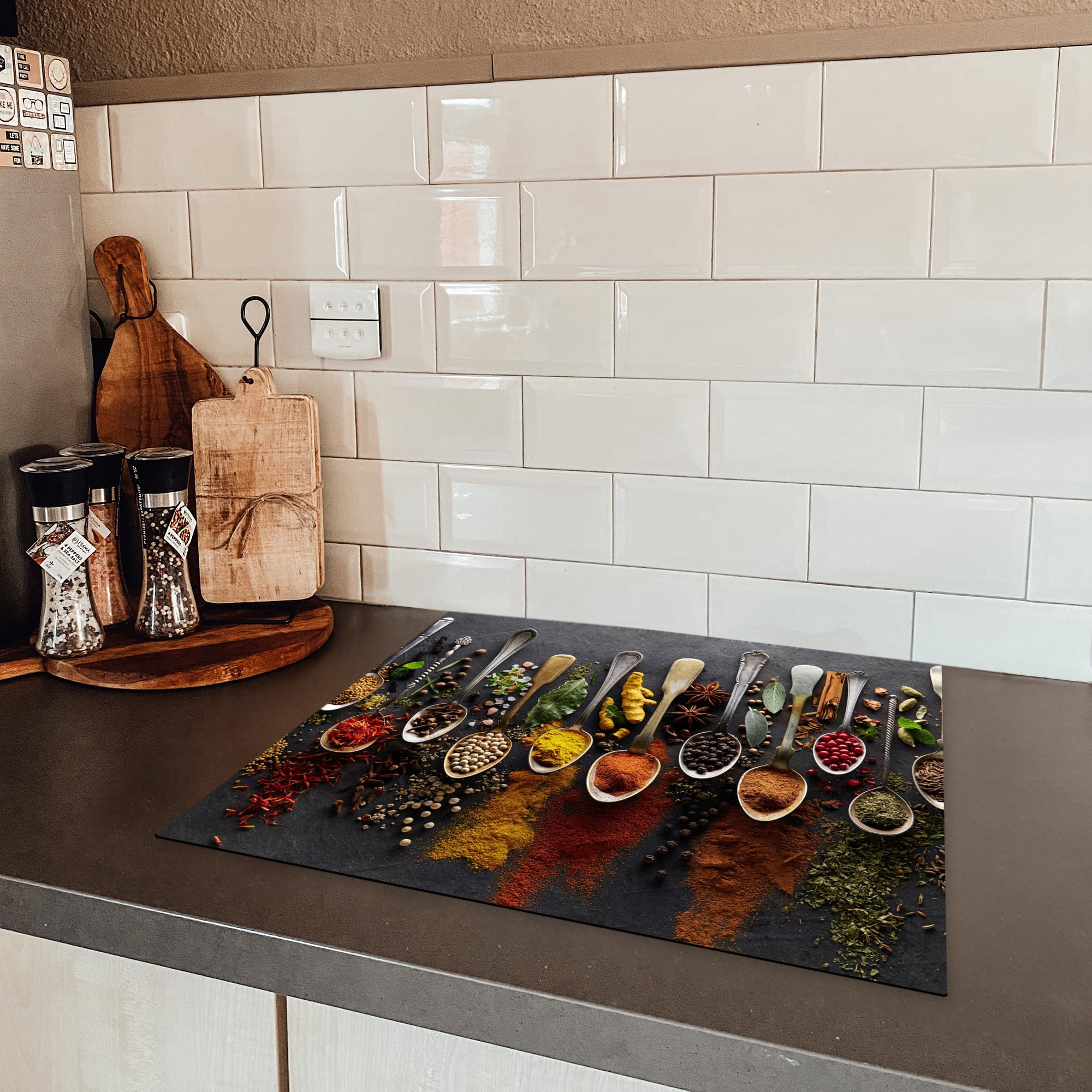 KitchenYeah© Protezione Piano Cottura Tappetino per Induzione 59x52 cm Cucina Proteggi Coprifornello Antiscivolo Spezie - Cucchiai - Calcestruzzo