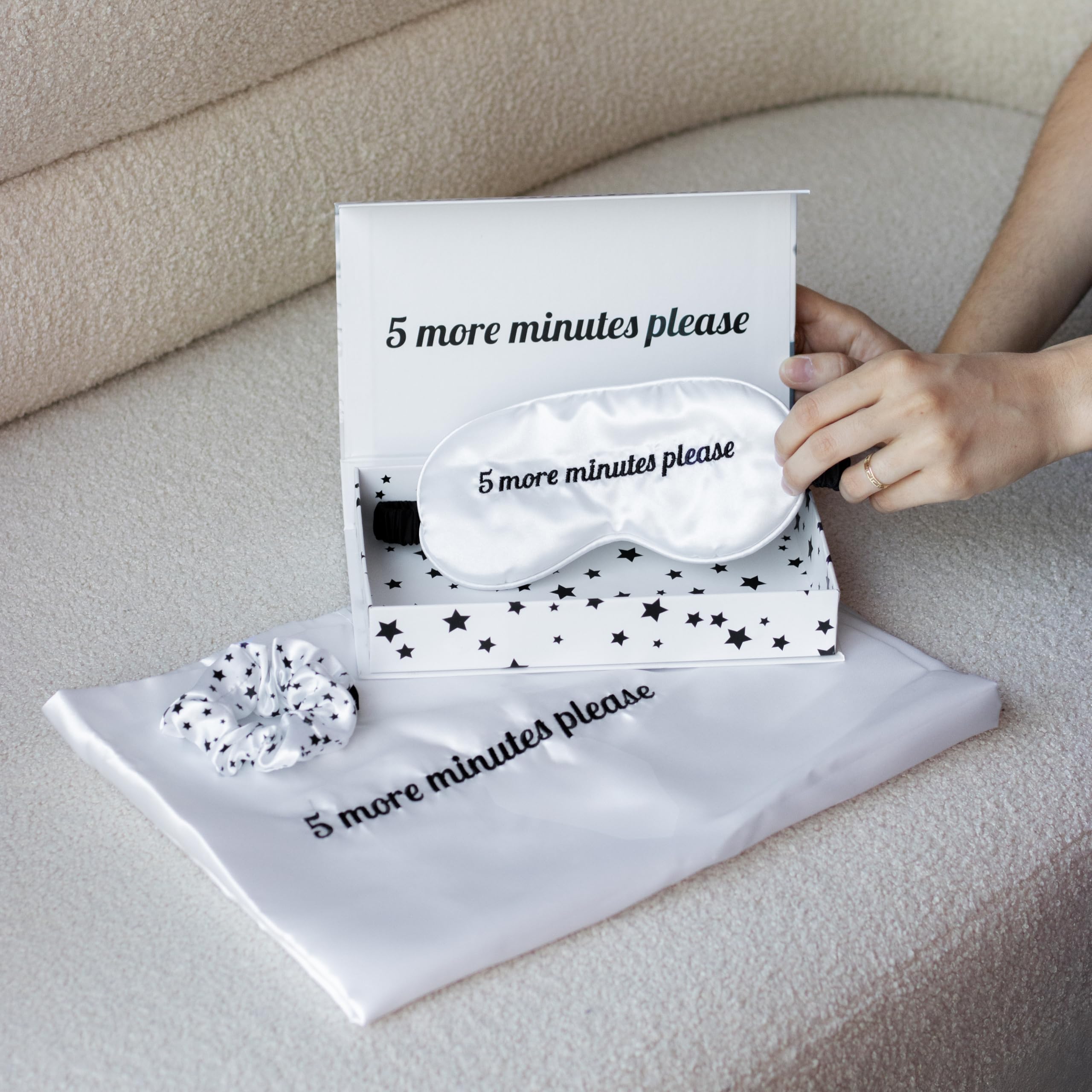 Fisura – Zestaw do spania "5 more minutes": satynowa poszewka 50x70 cm, miękka gumka do włosów i opaska na oczy. Oryginalny prezent dla kobiet ceniących komfort.