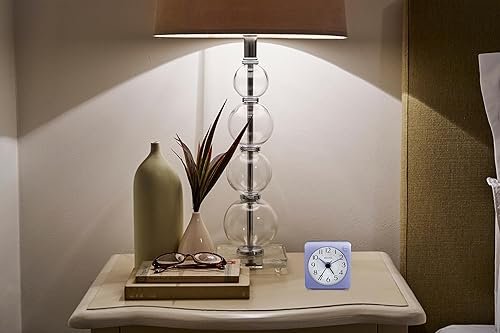 Miniatura 5 de Bulova Reloj despertador de viaje violeta B1876 | Diseño compacto con esfera iluminada y barrido silencioso | Movimiento de cuarzo | Funciona con