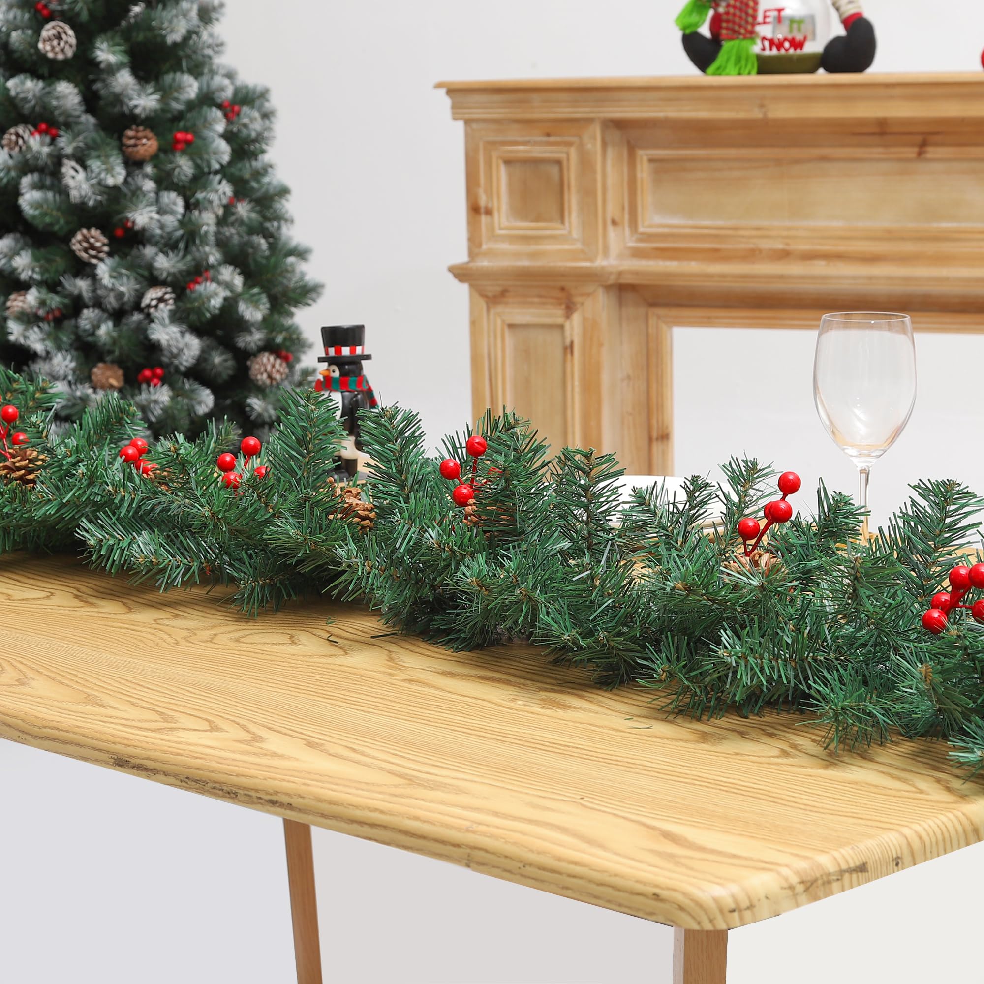 Guirnalda de Navidad iluminada de 9 pies, decoración Festiva para Exterior/Interior, Ramas de Pino Verde con Bayas Rojas y Conos de Pino, Resistente al Agua, 50 Luces cálidas con Temporizador