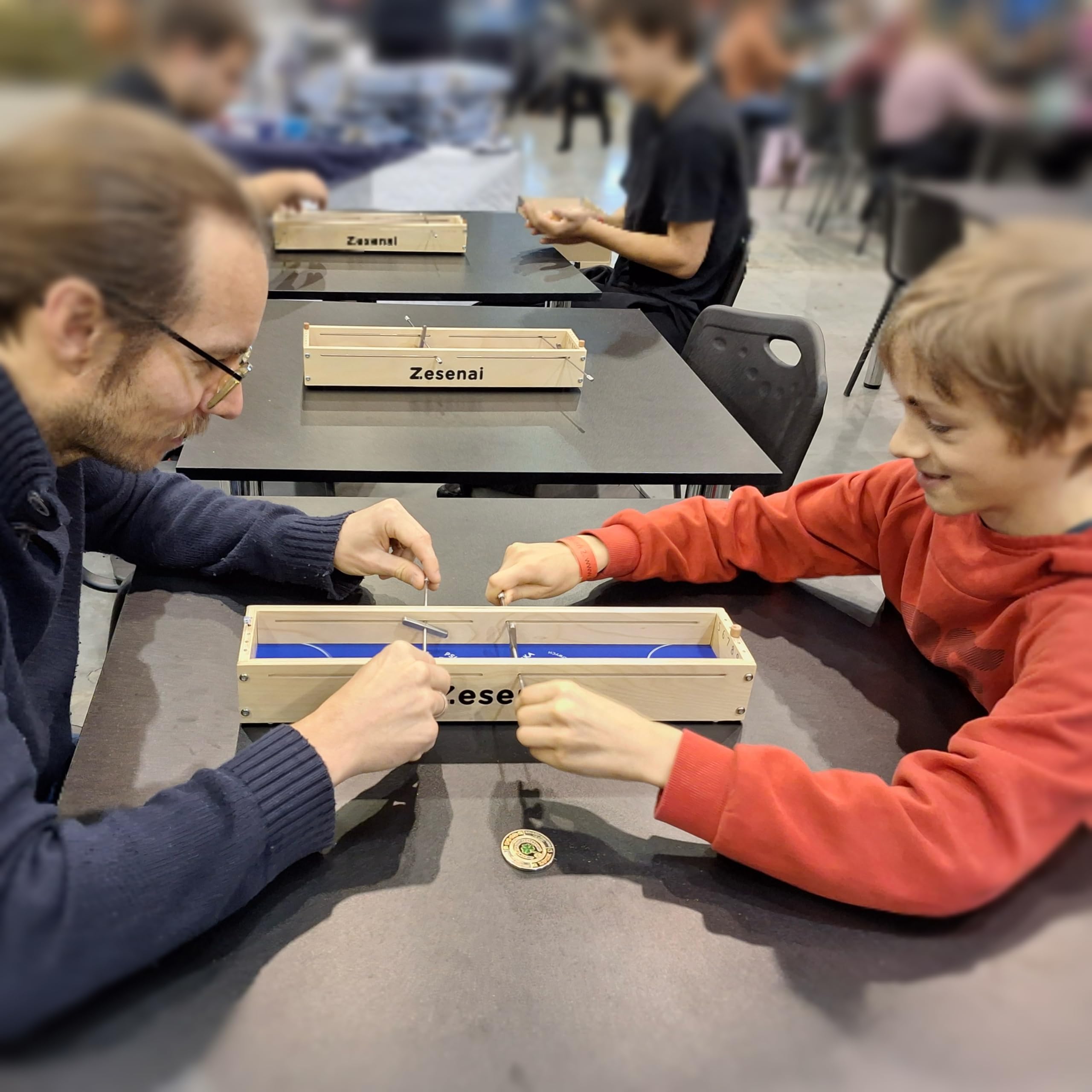 Micro Football - Schnelllebiges Mini-Fußball-Reflexspiel für 2 Spieler, Tabletop Skill Duell mit Fußball & Hockey Style Action für Familienspielabend und Wettkampfspiel